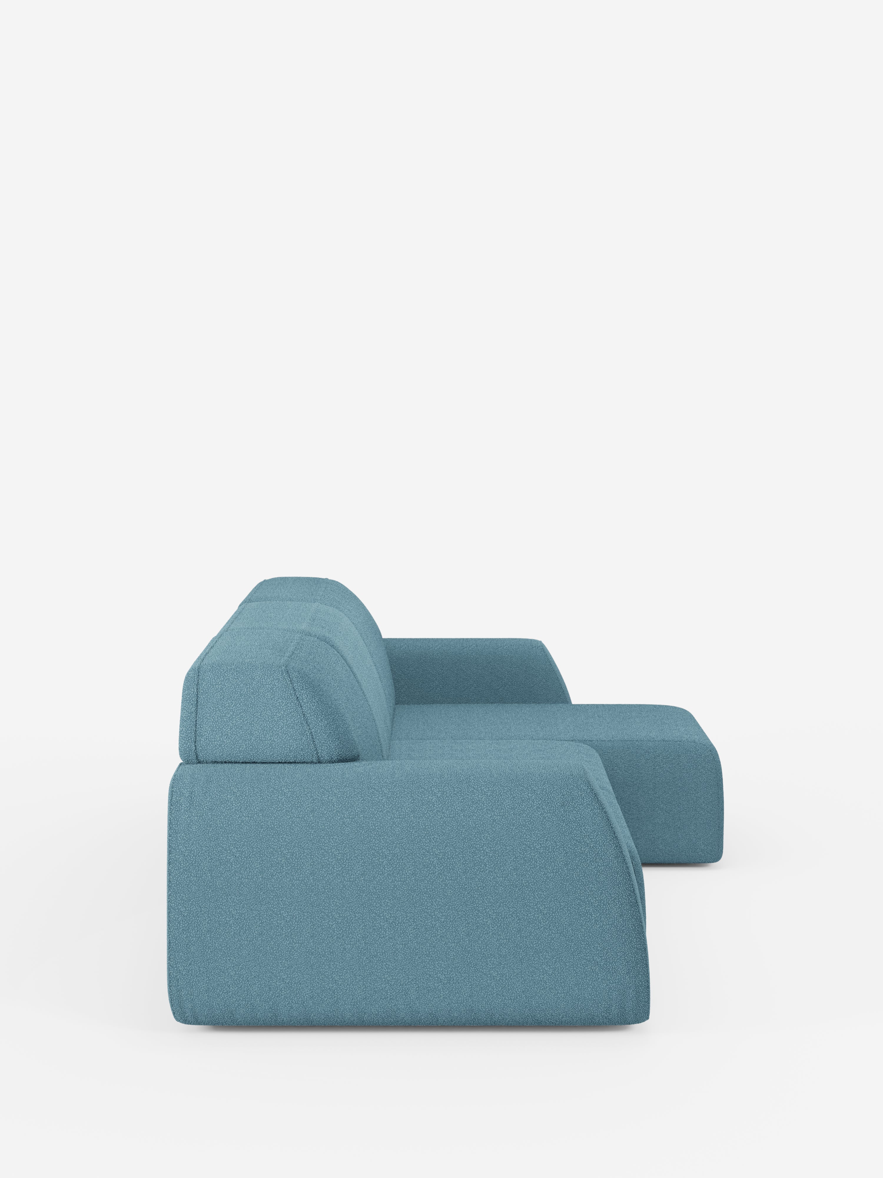 Un divano componibile contemporaneo blu “Orbit” di Divani.Store — un modello angolare con penisola reversibile, dotato di sedute completamente estraibili e rivestito in tessuto T33 effetto cotone antimacchia — esposto di profilo su uno sfondo bianco a tinta unita. Il design pulito e minimalista è caratterizzato da un profilo basso e la sezione chaise longue si estende in avanti sulla destra.
