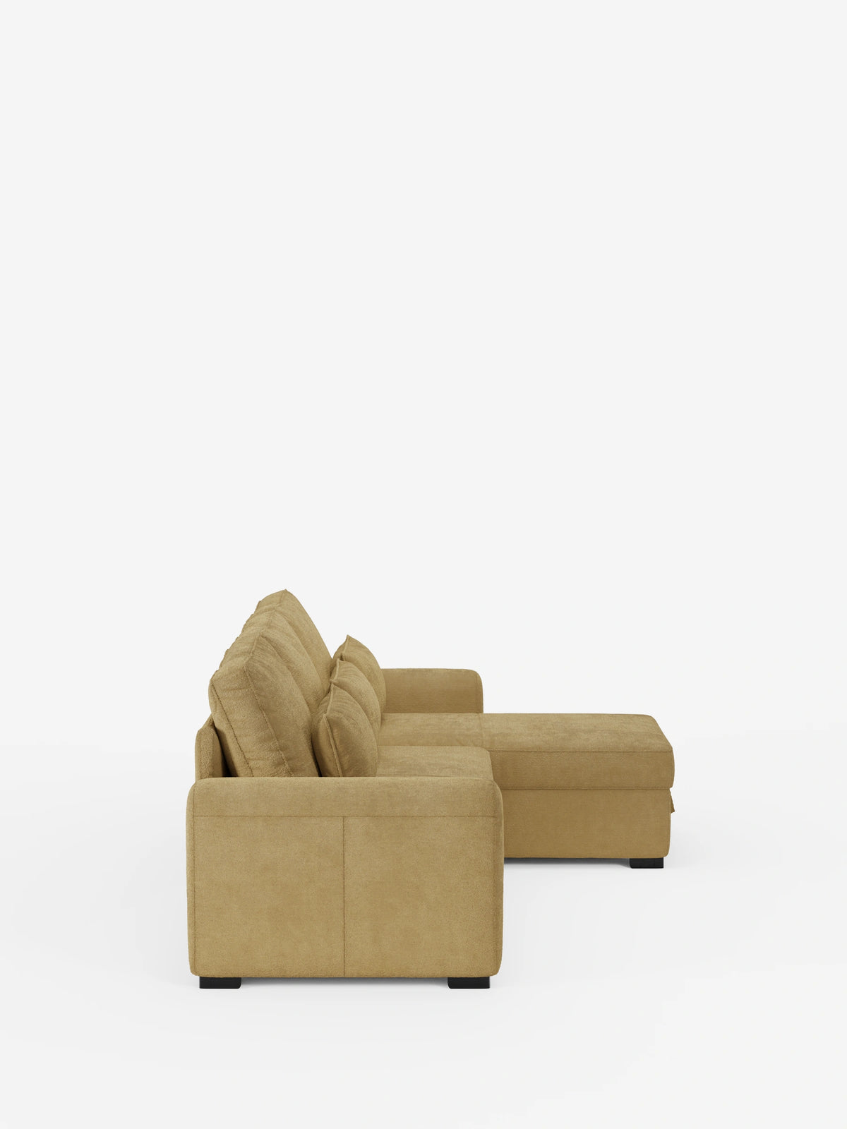 Una vista laterale del divano letto Ottaviano con letto estraibile – penisola reversibile e contenitore in tessuto materico smacchiabile: un divano componibile beige con chaise longue, morbidi cuscini dello schienale, braccioli a binario e piedini a blocco scuri su sfondo bianco.