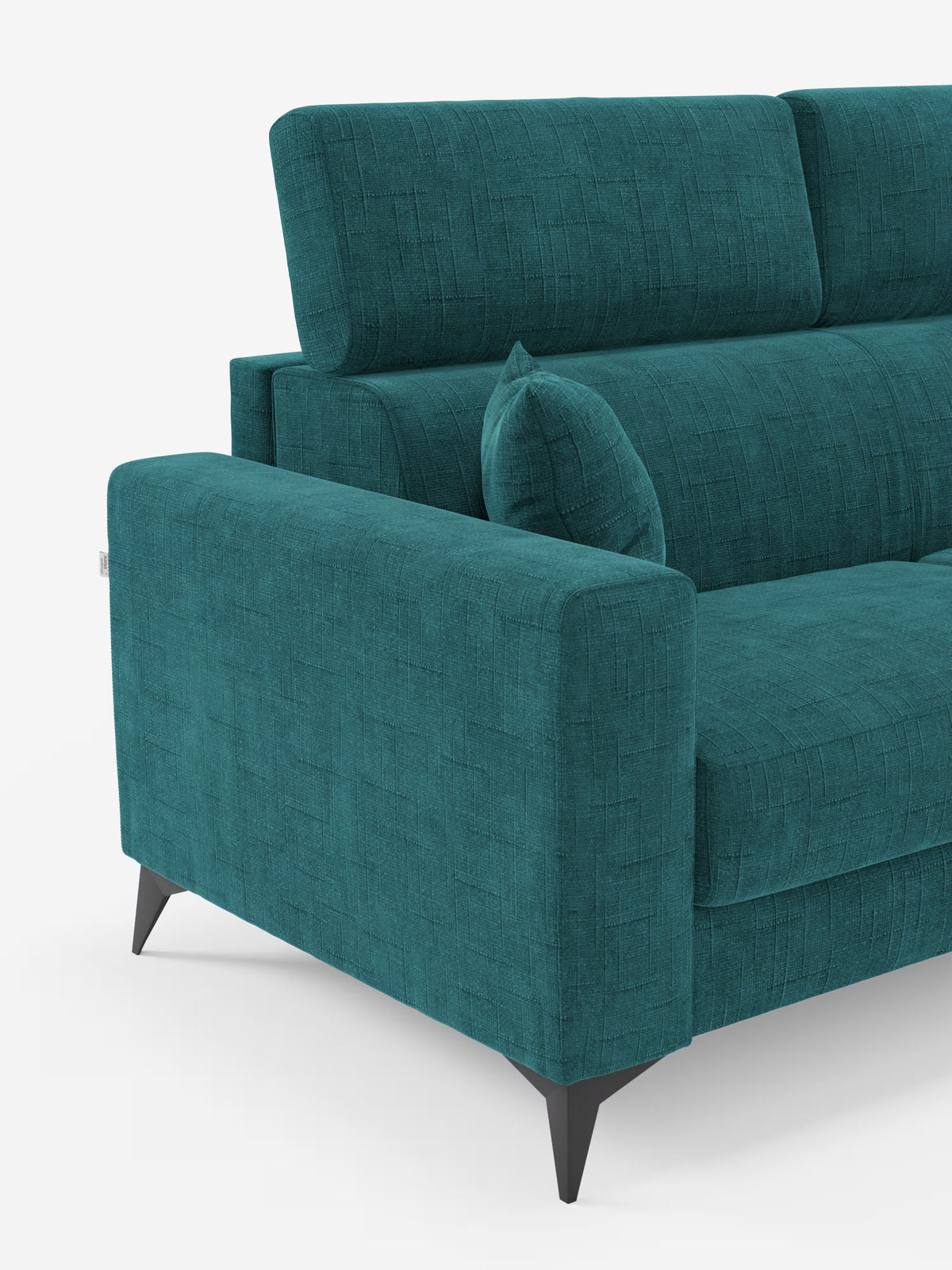 Un divano letto matrimoniale Pegaso color verde acqua di Divani.Store, con rivestimento in tessuto jacquard T22 resistente alle macchie, braccioli angolari, gambe corte scure e poggiatesta regolabili. Un cuscino decorativo abbinato è appoggiato al bracciolo. Lo sfondo è bianco e mostra solo il lato sinistro del divano.