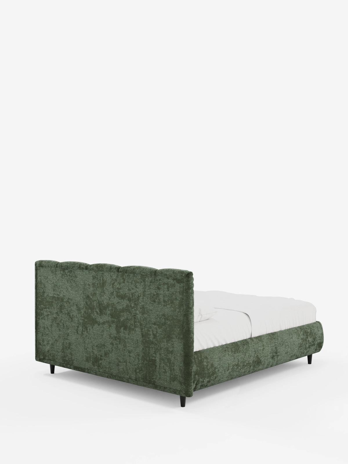 Il letto imbottito ARKAM con contenitore e testiera a cuciture verticali è un letto imbottito di colore verde scuro con testiera a cuciture verticali, struttura a profilo ribassato, piccoli piedini neri e biancheria da letto bianca a tinta unita su sfondo bianco.