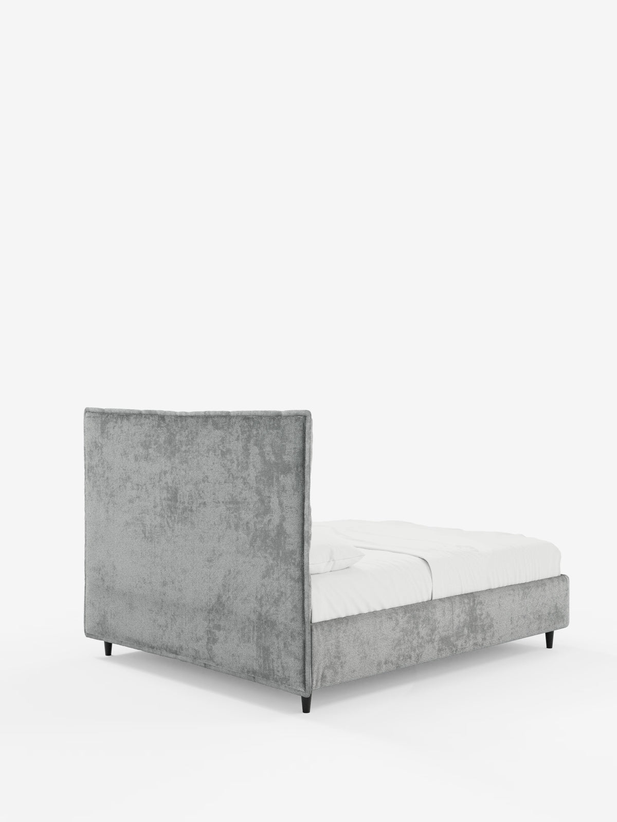 Il letto imbottito AURO con contenitore e testiera capitonné alta in ciniglia Oeko-Tex® di Letti.store presenta una testiera alta e morbida di colore grigio chiaro e una struttura rivestita in morbida ciniglia. Sostenuto da corte gambe nere e abbinato a un materasso bianco e a una biancheria da letto minimalista, il design contemporaneo e la sobria eleganza del letto risaltano sullo sfondo bianco.