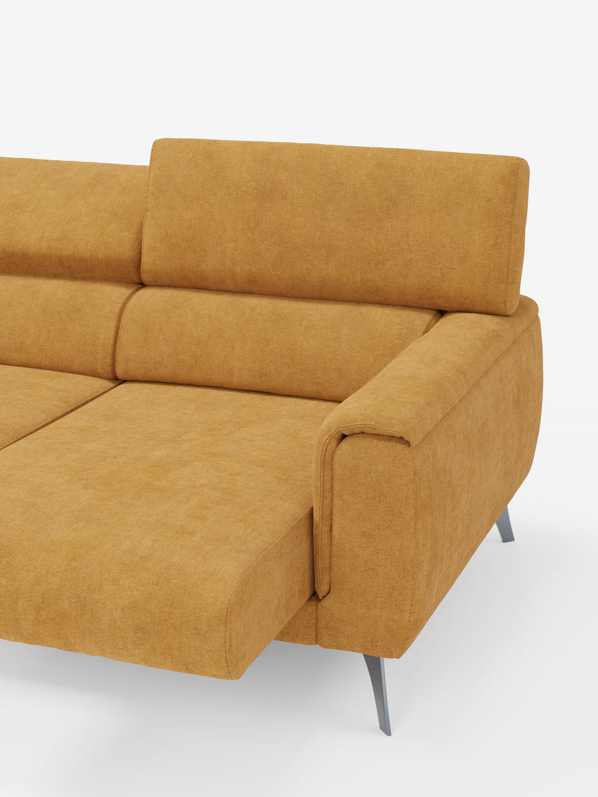 Il divano Caravaggio a 4 posti con tre sedute scorrevoli di Divani.Store, rivestito in tessuto T31 giallo senape resistente alle macchie, presenta un design modulare con bracciolo destro, gambe angolate in metallo, sezione di seduta allungata, poggiatesta regolabili e schienale avvolgente. Presentato su uno sfondo bianco a tinta unita, questo divano contemporaneo mette in risalto sia lo stile che la funzionalità.