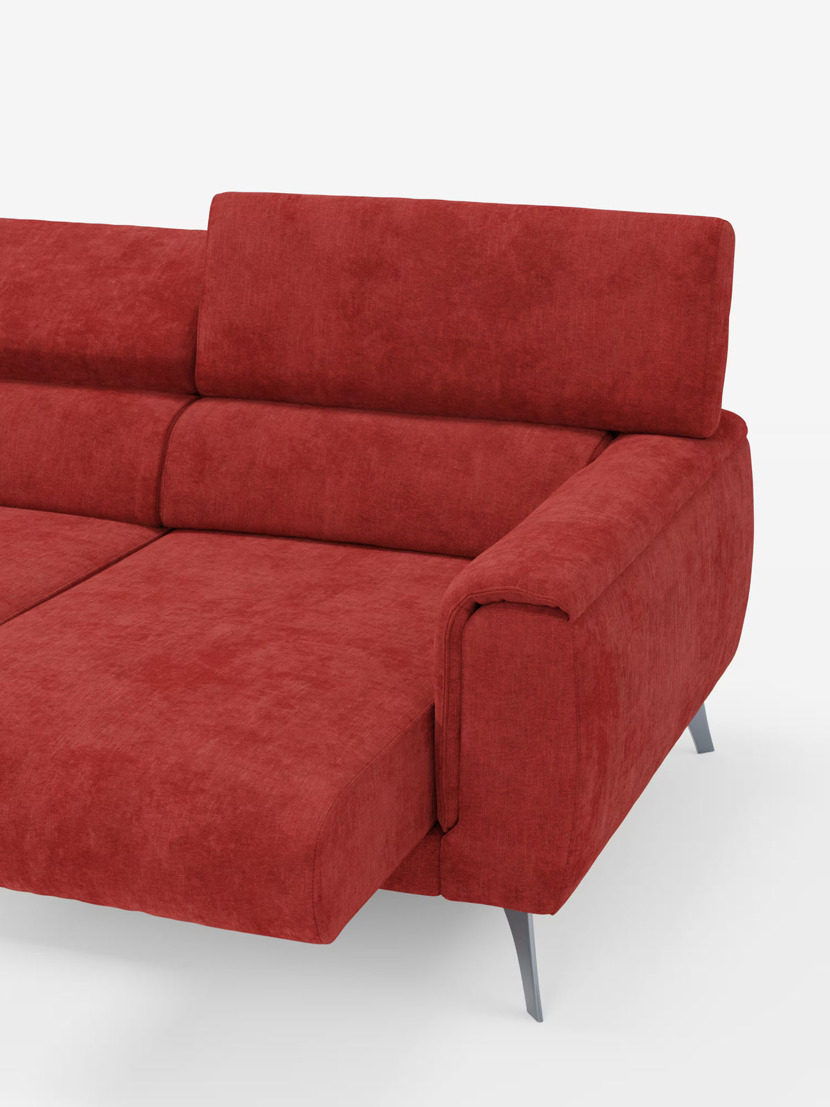 Il divano Caravaggio a 4 posti con tre sedute scorrevoli di Divani.Store presenta linee pulite e moderne, con rivestimento in tessuto T31 testurizzato e resistente alle macchie. È sostenuto da gambe in metallo angolate e include poggiatesta regolabili per un maggiore comfort. Il design innovativo offre sedute ampie, rendendolo la scelta ideale per gli spazi abitativi contemporanei. Raffigurato su uno sfondo bianco a tinta unita, il divano è ripreso dal lato sinistro con una vista frontale parziale.
