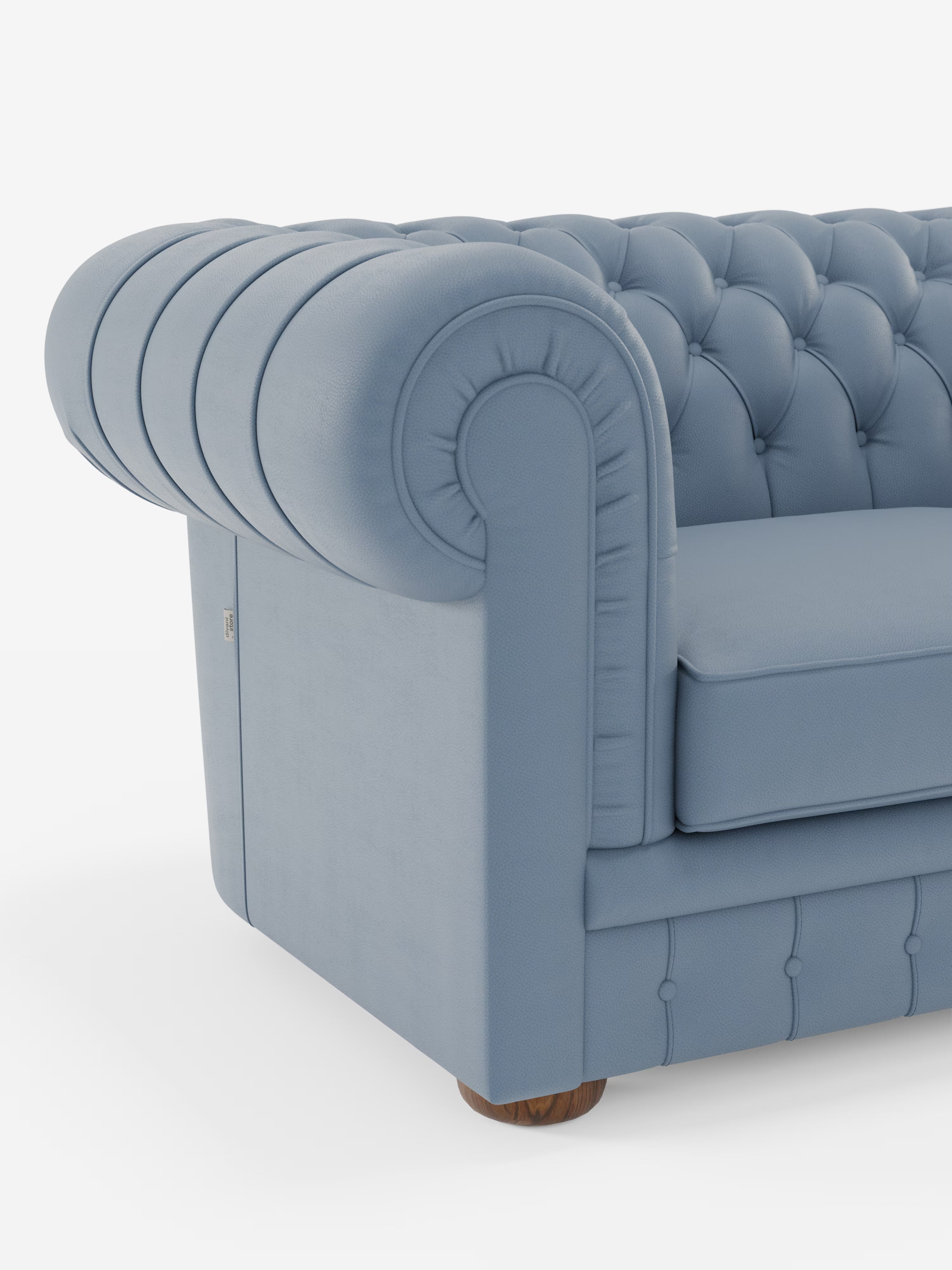 Primo piano di un Chesterfield azzurro – Divano Chesterfield in vera pelle spessorata a 2 e 3 posti di Divani.Store, Made in Italy, che mette in risalto i braccioli arrotondati, lo schienale e i braccioli trapuntati con bottoni e le gambe in legno alla base. Questo lussuoso divano imbottito si contraddistingue per la raffinata lavorazione artigianale, gli elementi classici del design Chesterfield e l’eleganza senza tempo. Sfondo bianco.