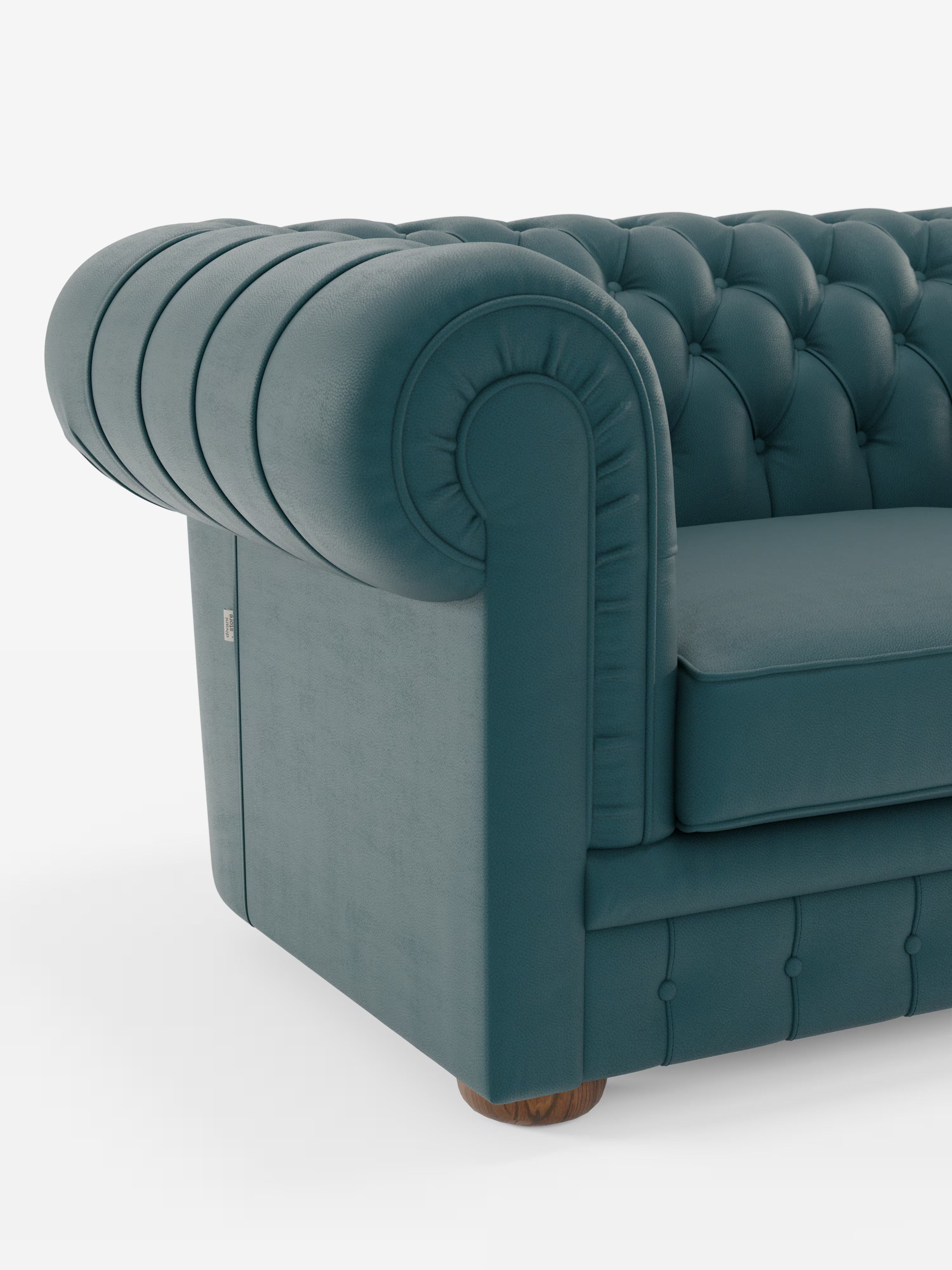 Primo piano del bracciolo sinistro del divano Chester – Divano Chesterfield in vera pelle spessorata a 2 e 3 posti di Divani.Store, che mette in risalto la profonda trapuntatura a bottoni, il design arrotondato dei braccioli, il rivestimento in vera pelle testurizzata e i piedini a pallina in legno su uno sfondo bianco. Questo divano artigianale italiano incarna un'eleganza senza tempo e una maestria artigianale di altissimo livello.