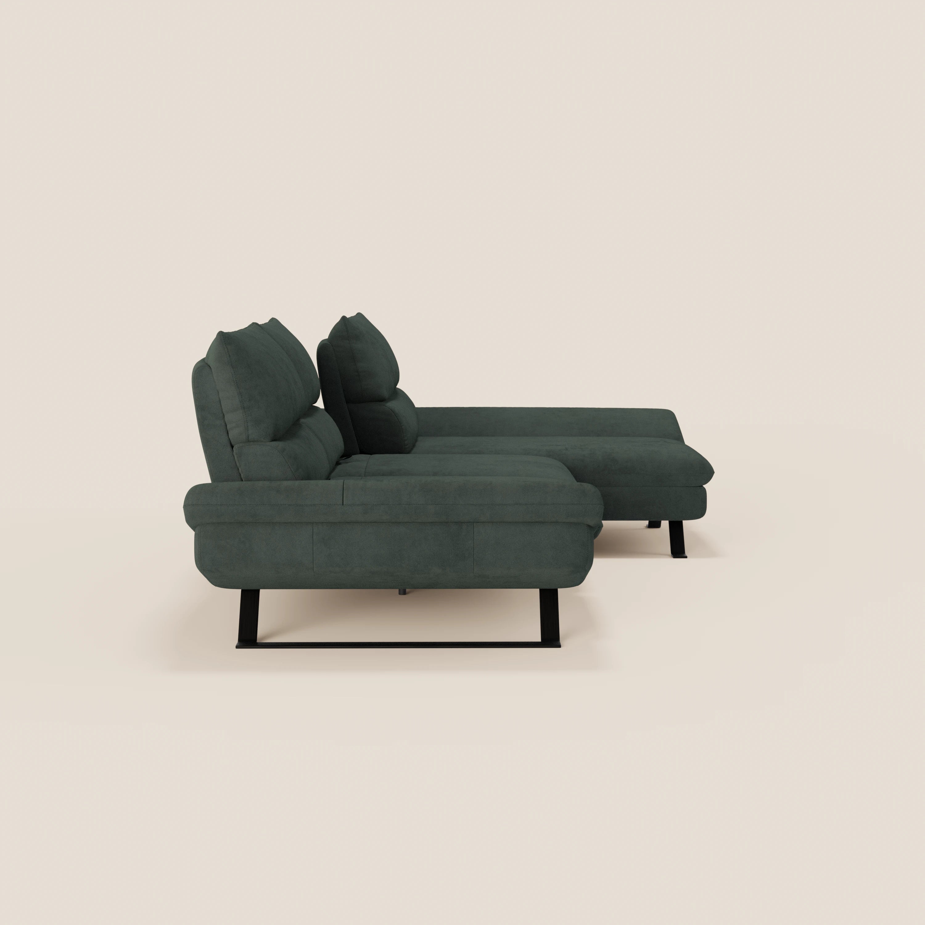 Il divano angolare con penisola Eclipse di Divani.Store, in microfibra tecnica T11 verde scuro, è caratterizzato da schienali traslanti, ampie sedute, chaise longue estesa sul lato destro e gambe in metallo nero. Raffigurato di profilo su sfondo beige chiaro.