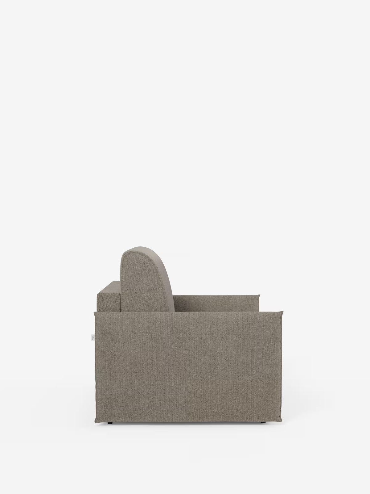 Vista laterale della poltrona letto compatta Evans con materasso di Divani.Store: una poltrona moderna, dalle linee squadrate e di colore grigio, con schienale basso e dritto e ampi braccioli. Questa poltrona letto singola salvaspazio è rivestita in tessuto T23 sfoderabile e antimacchia e poggia su gambe piccole e discrete su uno sfondo bianco. Perfetta per chi cerca una soluzione elegante e funzionale con spazio per un materasso da 70 x 197 cm.