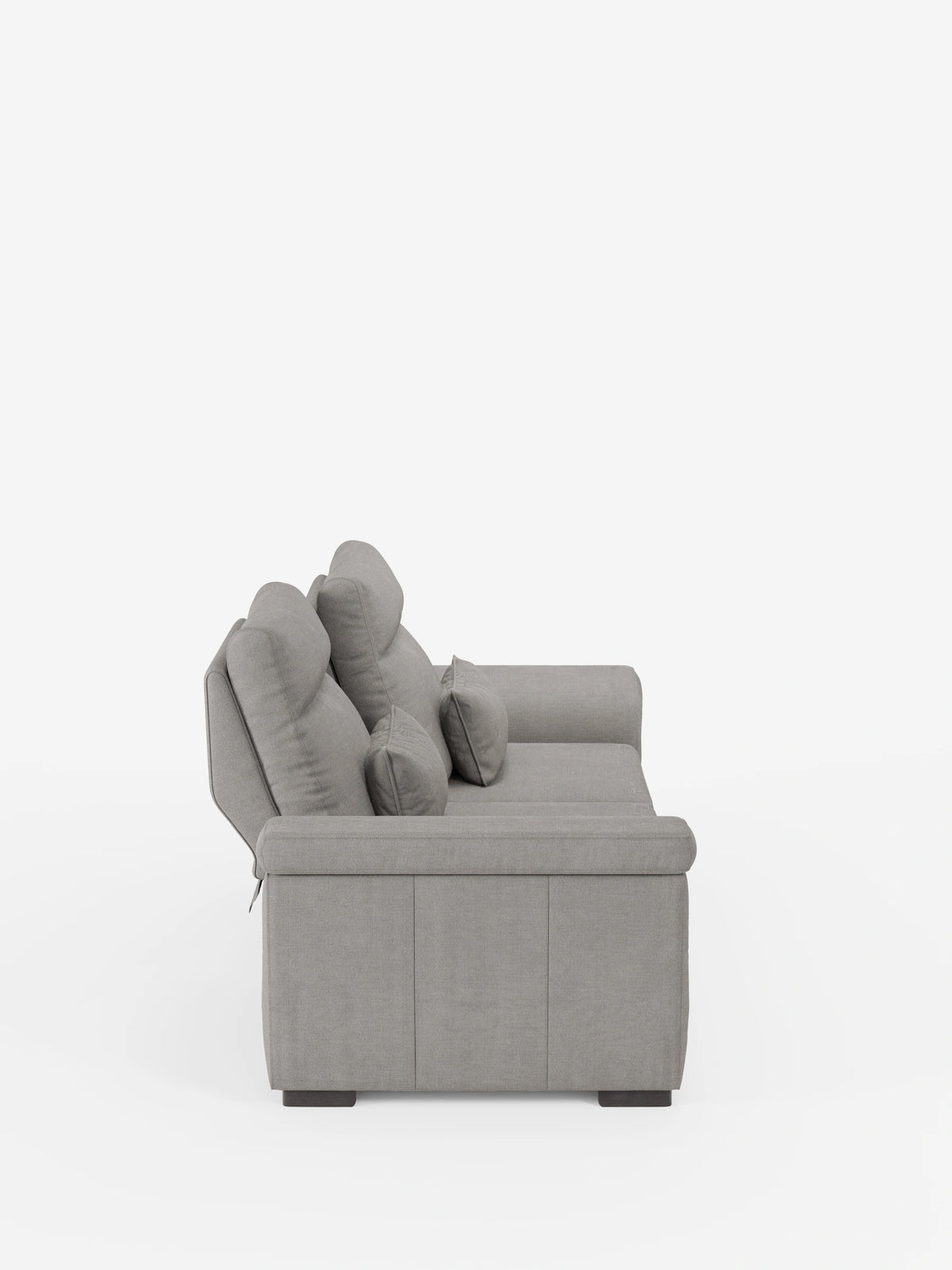 Vista laterale del divano Ischia grigio chiaro a 3 posti con pouf estraibile e schienali scorrevoli in tessuto misto lino lavabile, caratterizzato da schienali alti e regolabili, due cuscini coordinati e un design minimalista su piedini bassi di colore scuro.