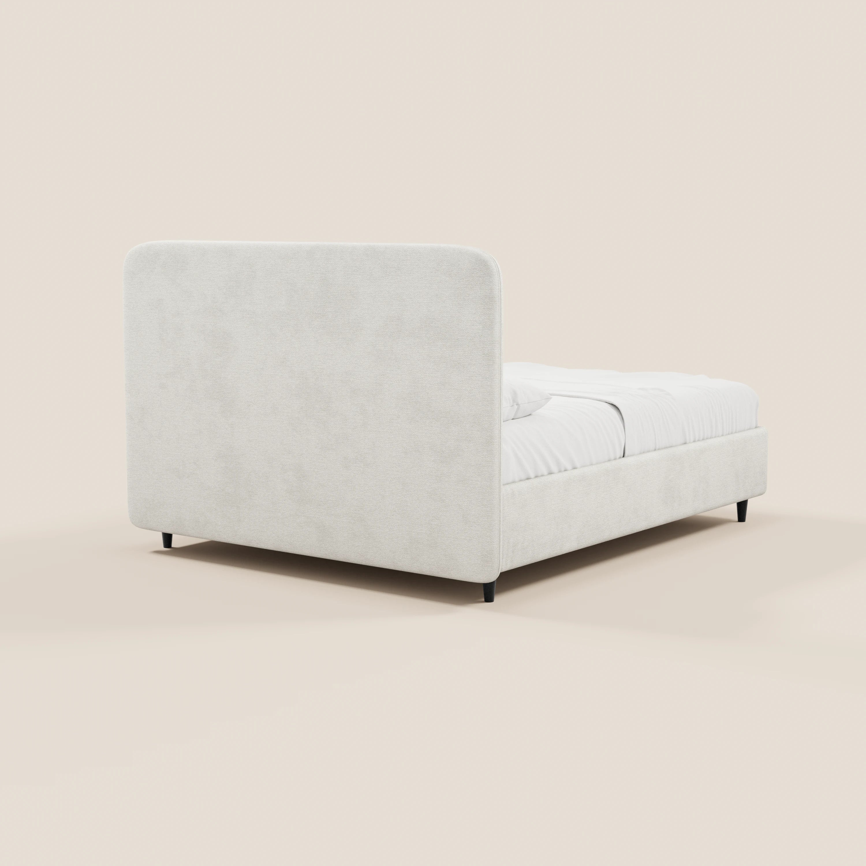 Il letto imbottito KAELOS minimal di Letti.store presenta una morbida testiera arrotondata in ciniglia, gambe alte e vano contenitore. Nell’immagine è raffigurato con biancheria da letto bianca su uno sfondo beige, in una vista posteriore angolata.