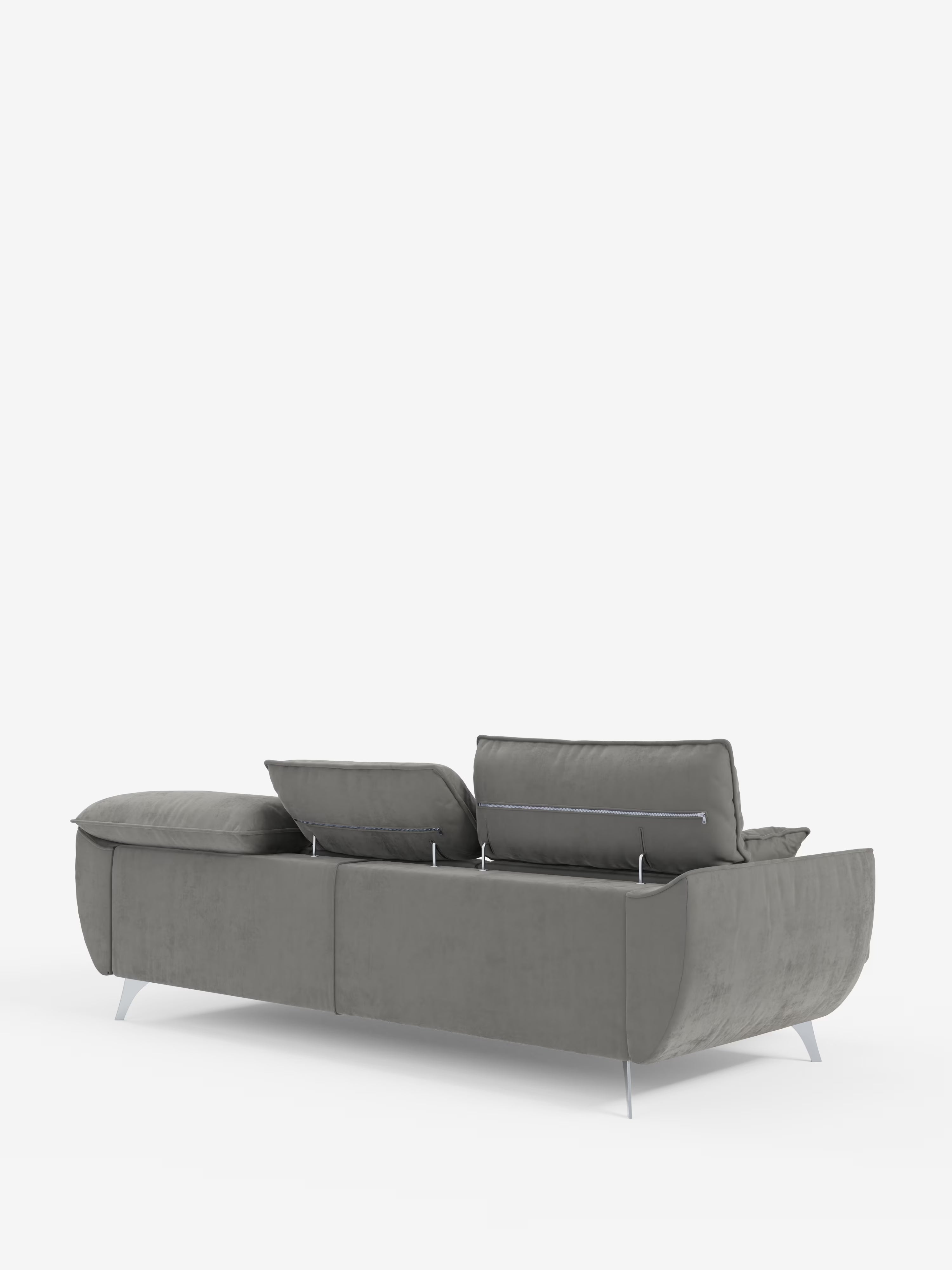 Il divano Michelangelo 4 Posti di Divani.Store è presentato nella versione in grigio moderno, con gambe in metallo e ripreso da dietro con una leggera angolazione. Questo elegante divano offre tre sedute estensibili e poggiatesta reclinabili regolabili per un comfort ancora maggiore. Rivestito in vellutino T30 liscio e resistente alle macchie, il divano presenta braccioli arrotondati e un design elegante e minimalista che risalta sullo sfondo bianco.