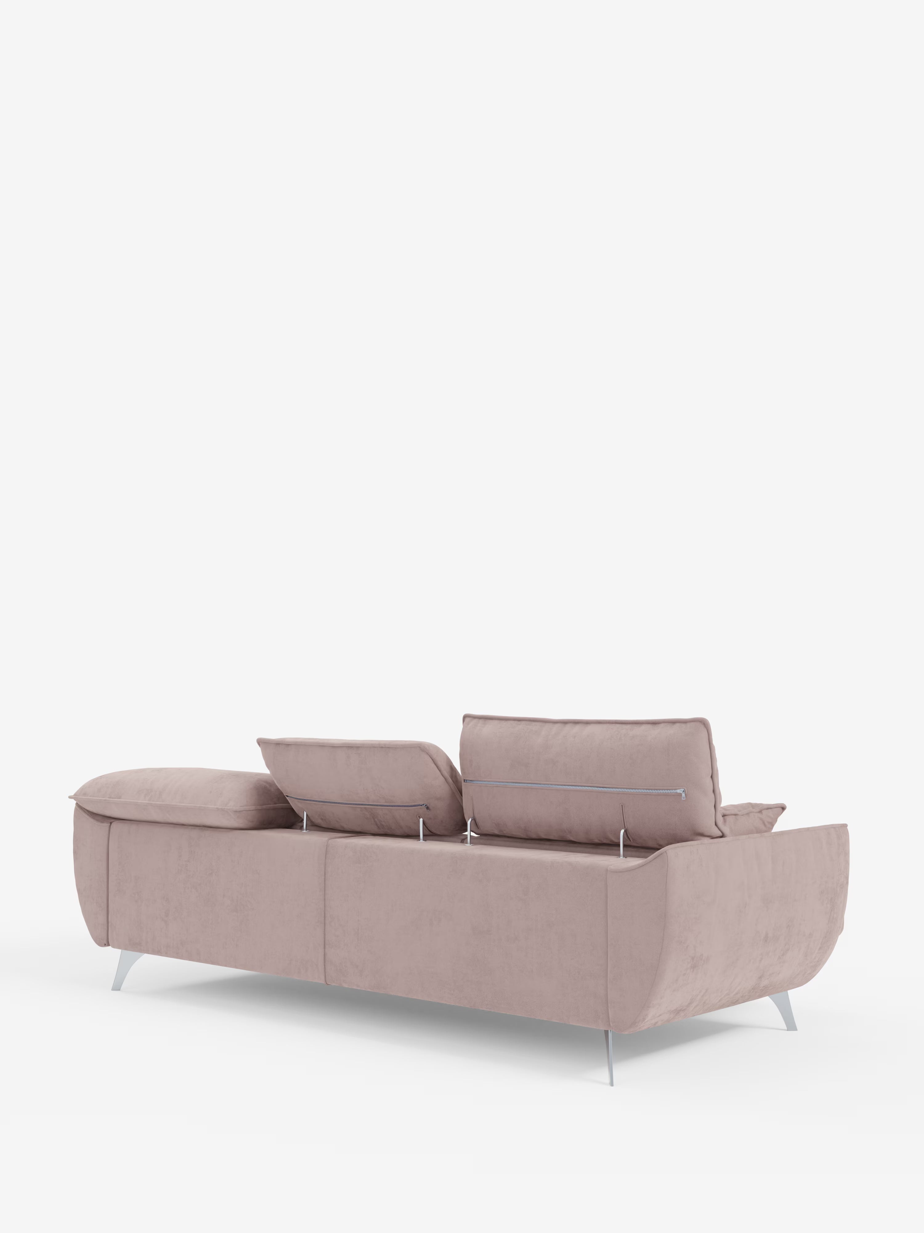 Il divano Michelangelo 4 Posti di Divani.Store è un divano moderno di colore rosa chiaro, realizzato in elegante velluto T30 resistente alle macchie. Ripreso di retro su uno sfondo bianco, presenta tre sedute estensibili, due poggiatesta regolabili e un ampio bracciolo imbottito sul lato sinistro. Le raffinate gambe in metallo completano il suo design ispirato alla chaise longue, aggiungendo al contempo versatilità e comfort.