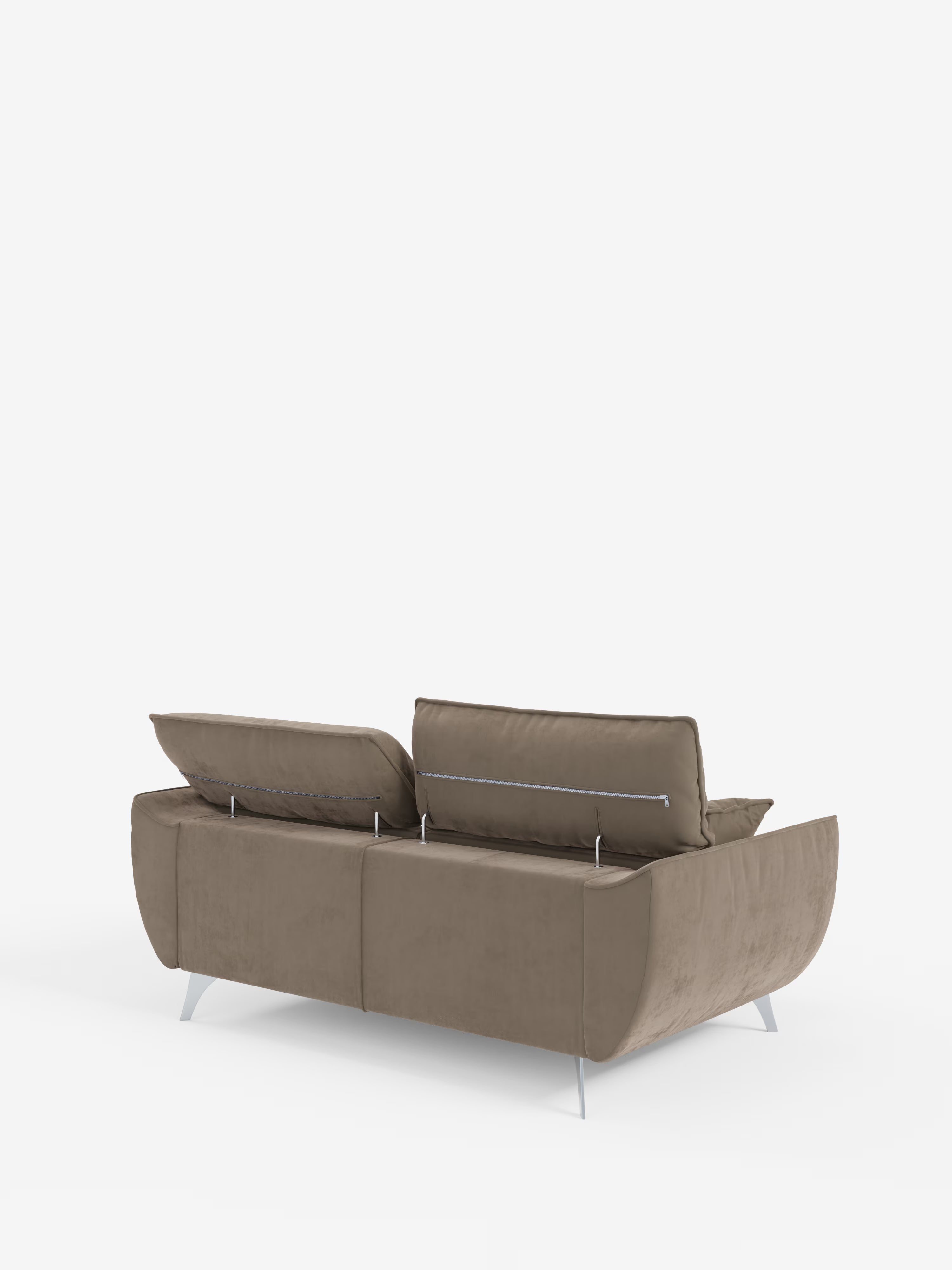 Il divano Michelangelo a 2 e 3 posti di Divani.Store, qui raffigurato di retro in un moderno tessuto T30 color marrone chiaro effetto pelle scamosciata e antimacchia, presenta eleganti gambe in metallo e un design minimalista. Questo divano contemporaneo offre due poggiatesta regolabili — uno in posizione verticale e uno reclinabile — oltre a sedute allungabili per un comfort ancora maggiore. I braccioli arrotondati e una finitura liscia e senza cuciture completano il suo look sofisticato.