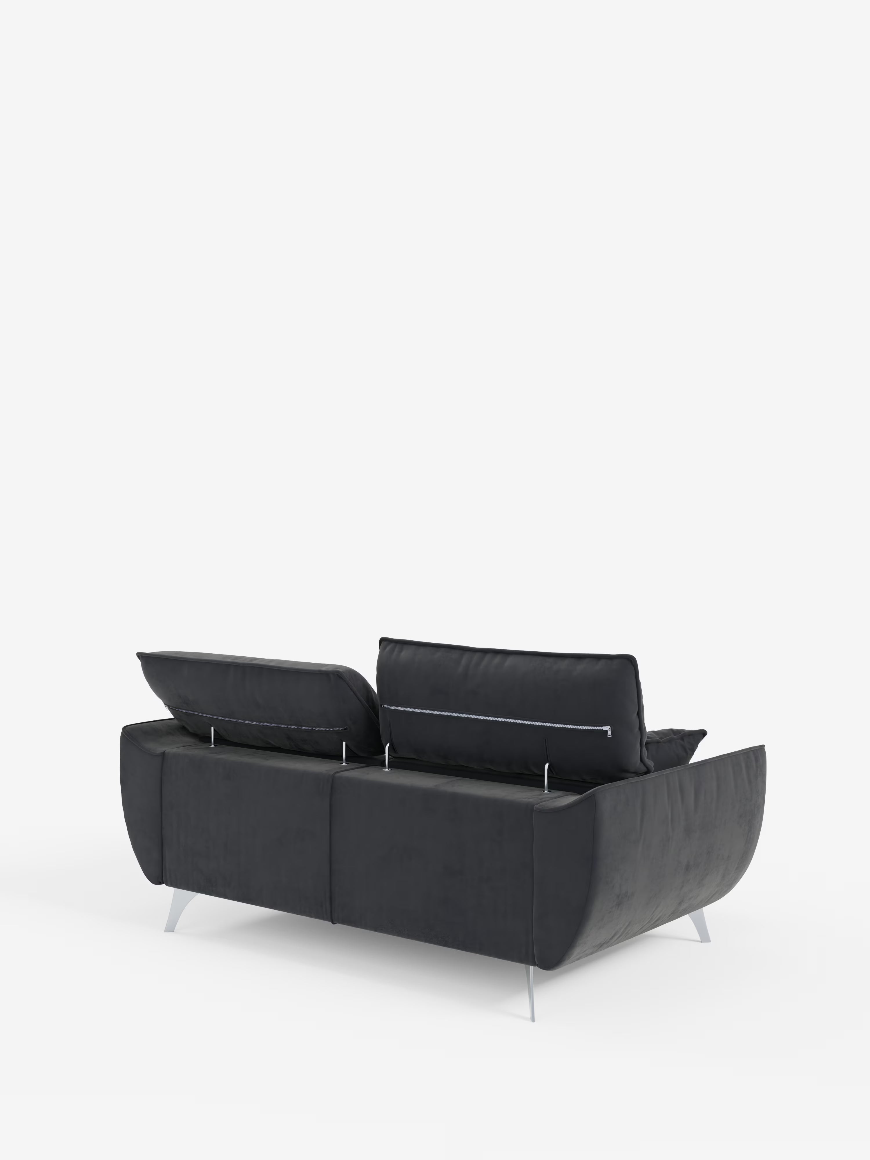 Un divano contemporaneo nero Michelangelo a 2 e 3 posti con sedute allungabili e poggiatesta reclinabili in tessuto smacchiabile T30 di Divani.Store, caratterizzato da due cuscini di seduta e due schienali leggermente rialzati e inclinati verso l’esterno. Questo elegante divano poggia su raffinate gambe argentate dal design curvo, raffigurato su uno sfondo bianco.