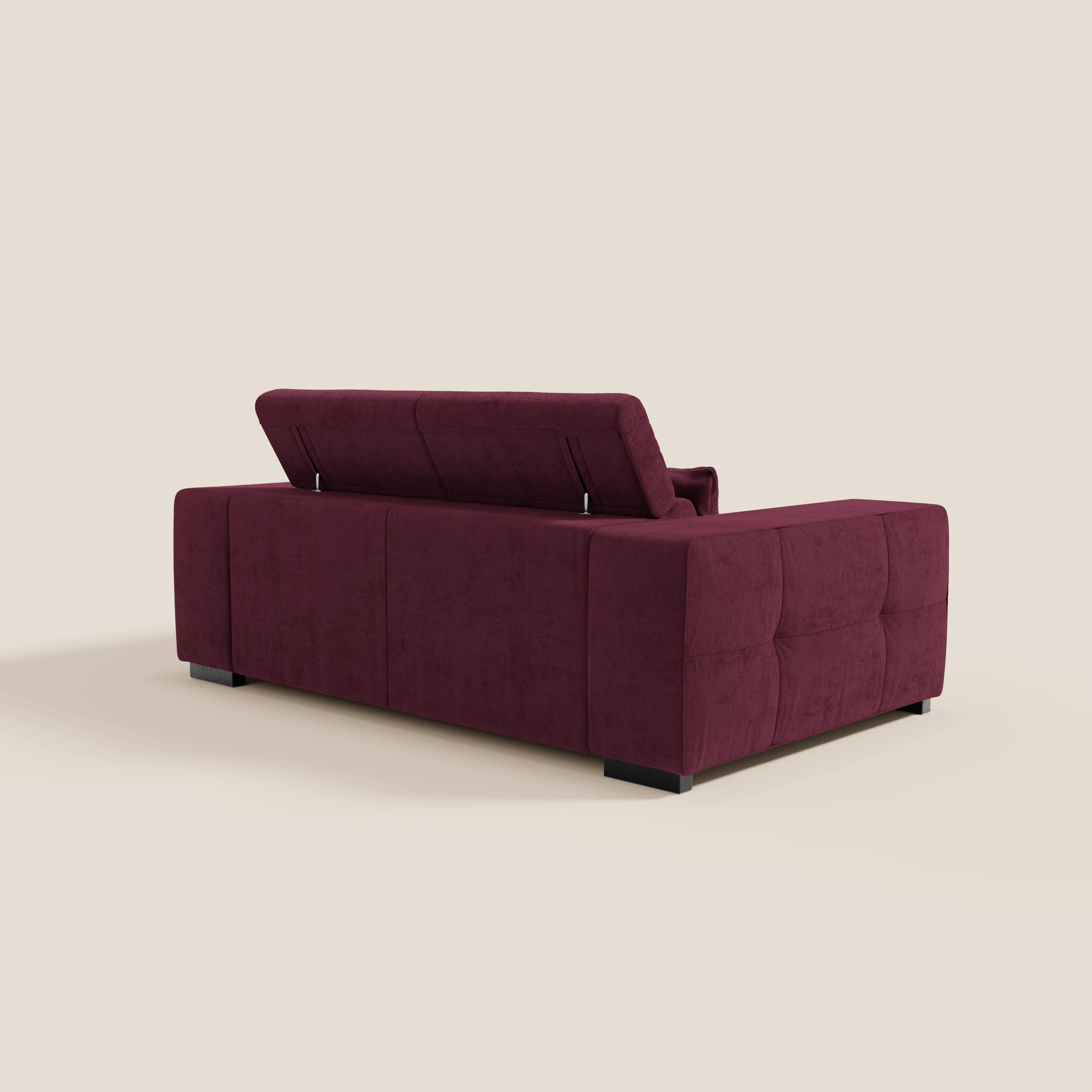 Il Monarch Divano con Relax Elettrico di Divani.Store, presentato su uno sfondo beige chiaro, è caratterizzato da sedili e poggiatesta reclinabili e regolabili, con un morbido tessuto T31 antimacchia e un sottile ciuffo quadrato per un tocco di stile capitonné.