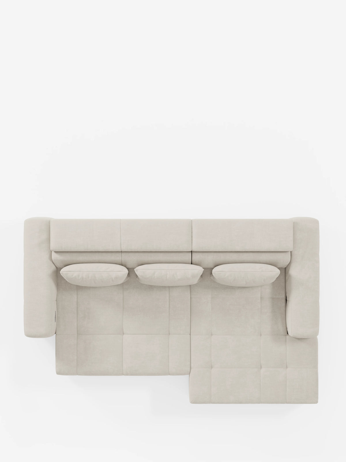 Vista dall'alto del divano angolare Monarch con penisola e funzione Relax Elettrico per l'allungamento delle sedute di Divani.Store, rivestito in morbido tessuto T31 resistente alle macchie. Questo divano a L color beige chiaro è dotato di tre cuscini ovali coordinati e poggiatesta regolabili. La chaise longue si trova sul lato destro.