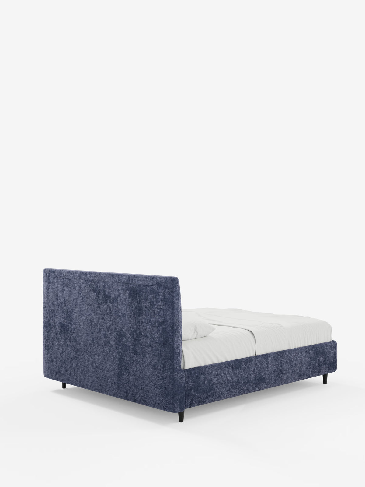 Il letto imbottito ONYX con contenitore e testiera verticale in tessuto certificato Oeko-Tex® di Letti.store presenta una struttura imbottita moderna e bassa e una testiera in tessuto blu navy a trama ruvida. Questo letto si distingue per un design semplice e dalle linee pulite, con gambe scure e un materasso bianco ricoperto da biancheria da letto disposta con cura, il tutto su uno sfondo bianco a tinta unita.