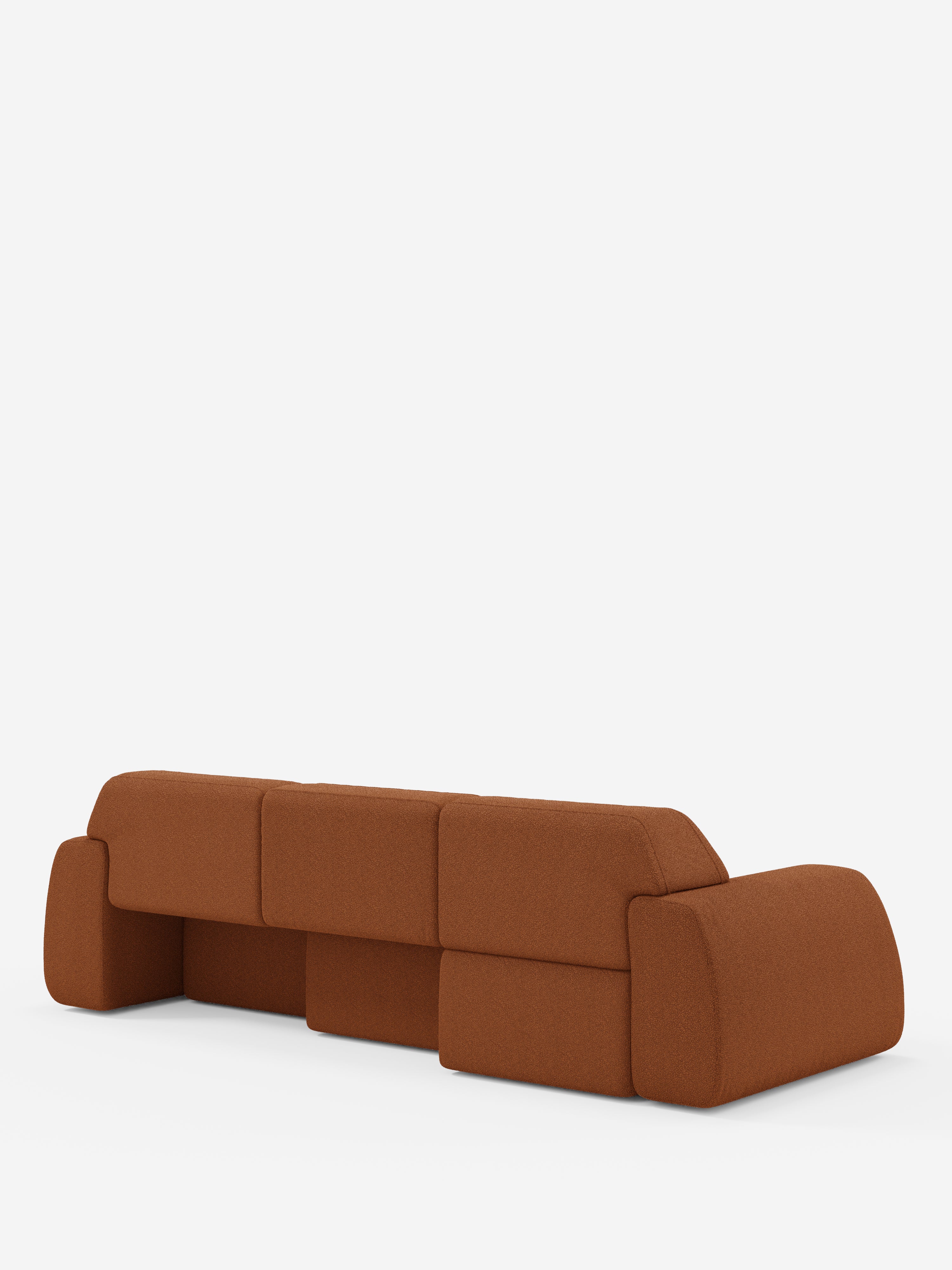 Un moderno e minimalista “Orbit Divano angolare con penisola reversibile e tutte le sedute allungabili in tessuto smacchiabile effetto cotone T33” di Divani.Store, color marrone, è raffigurato su uno sfondo bianco a tinta unita. Questo divano di alta gamma presenta un design geometrico dalle forme massicce con bordi morbidi e arrotondati, schienali bassi e tre sedute allungabili, che ne sottolineano le linee pulite e l’aspetto accogliente e invitante.