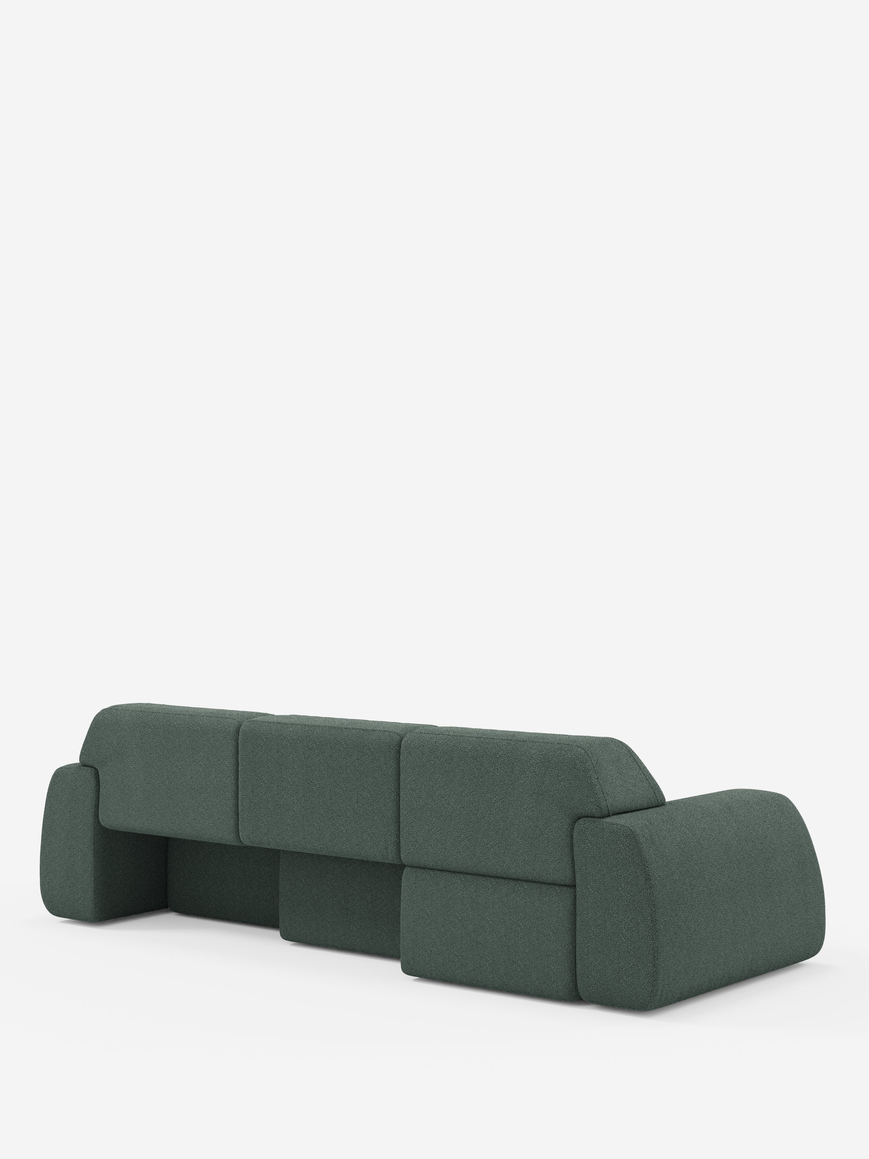 Un divano angolare Orbit contemporaneo, di colore verde scuro, con penisola reversibile e tutte le sedute allungabili, rivestito in tessuto smacchiabile effetto cotone T33 di Divani.Store, caratterizzato da uno schienale basso e ampi braccioli. Ripreso di retro su uno sfondo bianco a tinta unita, il suo design geometrico squadrato conferisce al divano un aspetto minimalista.