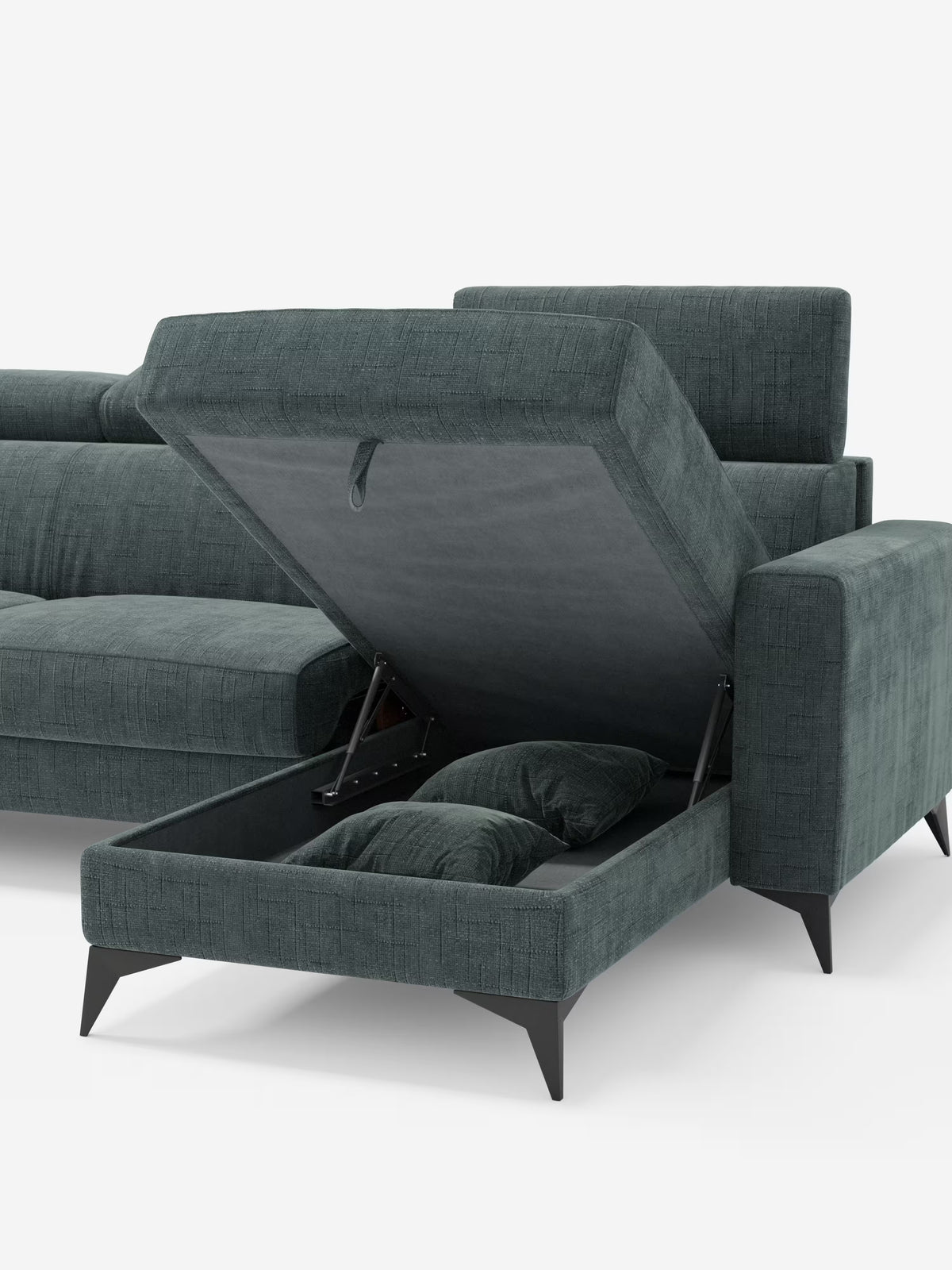 Un divano letto angolare Pegaso di colore verde scuro, disponibile su Divani.Store, è dotato di una chaise longue con un’innovativa penisola contenitore. La sezione chaise longue si solleva per rivelare uno spazio contenitore nascosto, che ospita due cuscini coordinati. Questo divano vanta un rivestimento in tessuto jacquard T22 testurizzato e facile da pulire, gambe angolari nere e una silhouette moderna e squadrata. Lo sfondo è bianco a tinta unita.