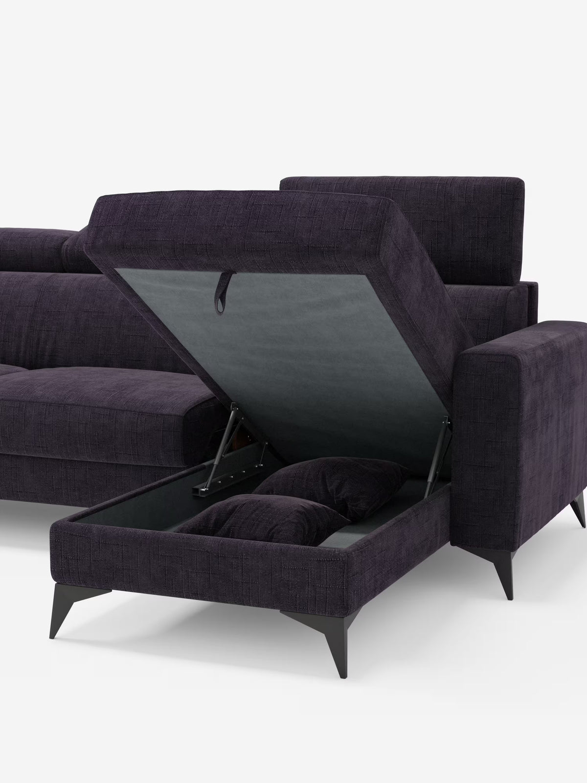 Il divano letto angolare Pegaso di Divani.Store, qui presentato in tessuto jacquard smacchiabile T22 color viola scuro, è dotato di una pratica chaise longue con penisola contenitore, in cui un cuscino di seduta, una volta sollevato, rivela uno spazio di stivaggio che può contenere due cuscini. Il divano è caratterizzato da un rivestimento testurizzato, schienali alti con poggiatesta reclinabili e gambe angolari nere, il tutto su uno sfondo bianco.