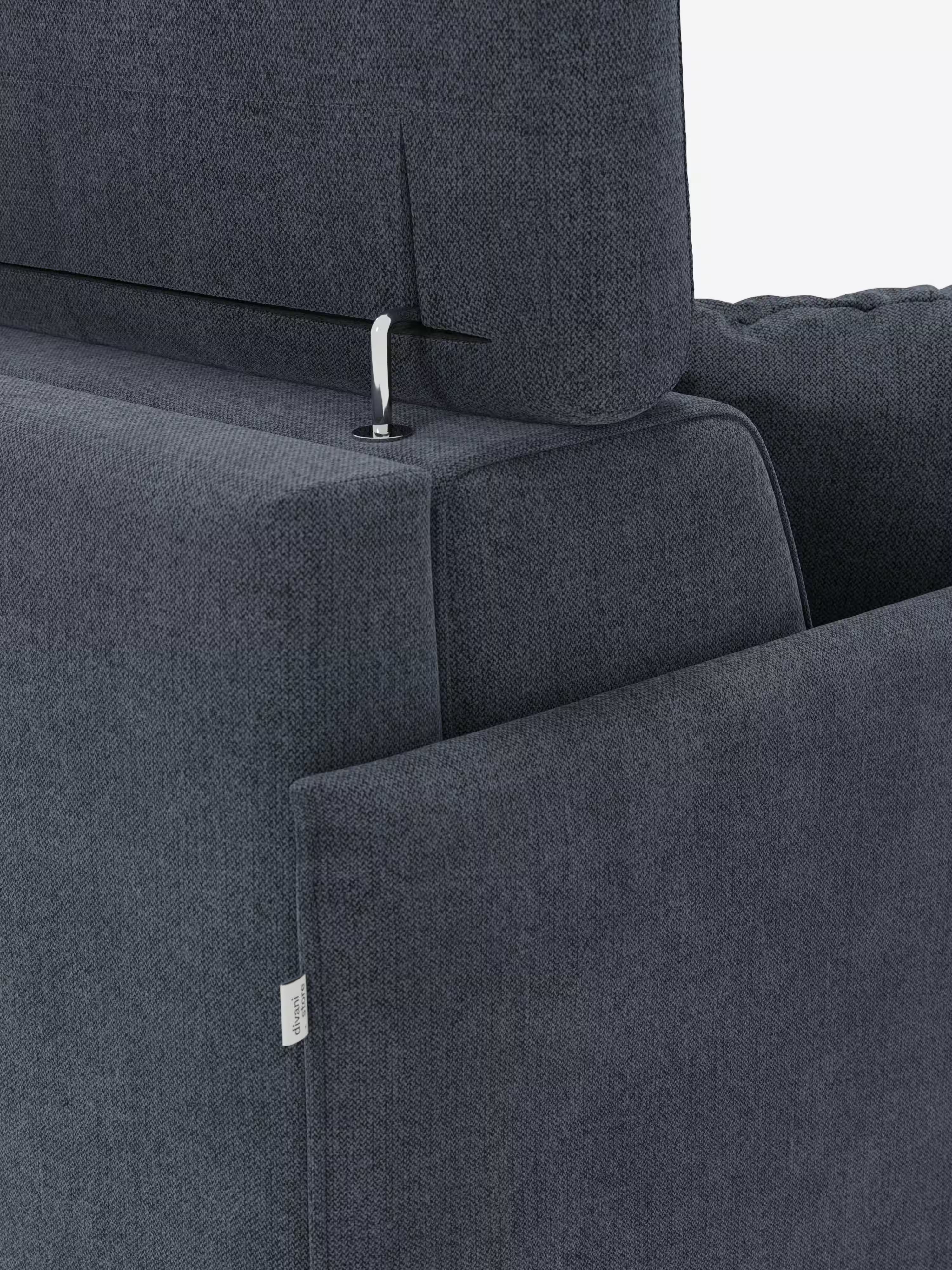 Primo piano del divano letto matrimoniale Sole di Divani.Store, qui presentato in tessuto T23 grigio scuro resistente alle macchie con trama a rilievo. Il divano in stile scandinavo presenta un design compatto e poggiatesta reclinabili e regolabili, sostenuti da una barra metallica a vista che si estende dallo schienale. Lo sfondo è bianco a tinta unita.
