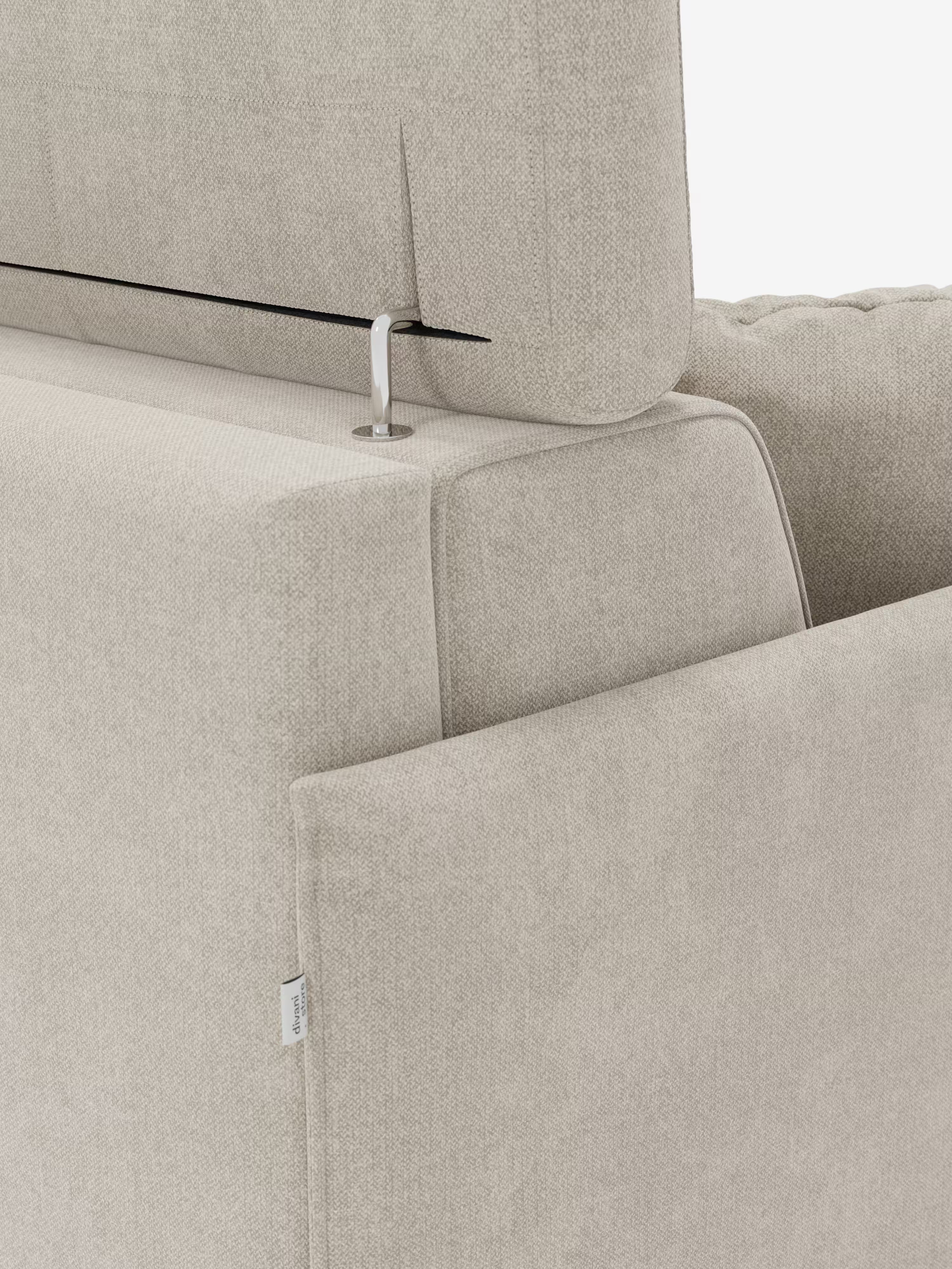Primo piano del divano letto matrimoniale Sole dal design compatto di Divani.Store, rivestito in tessuto beige smacchiabile T23, che mette in risalto il poggiatesta regolabile sostenuto da un'asta metallica argentata. L'immagine mostra i dettagli delle cuciture a vista e una piccola etichetta in tessuto bianco nella parte inferiore sinistra, il tutto su uno sfondo bianco a tinta unita.