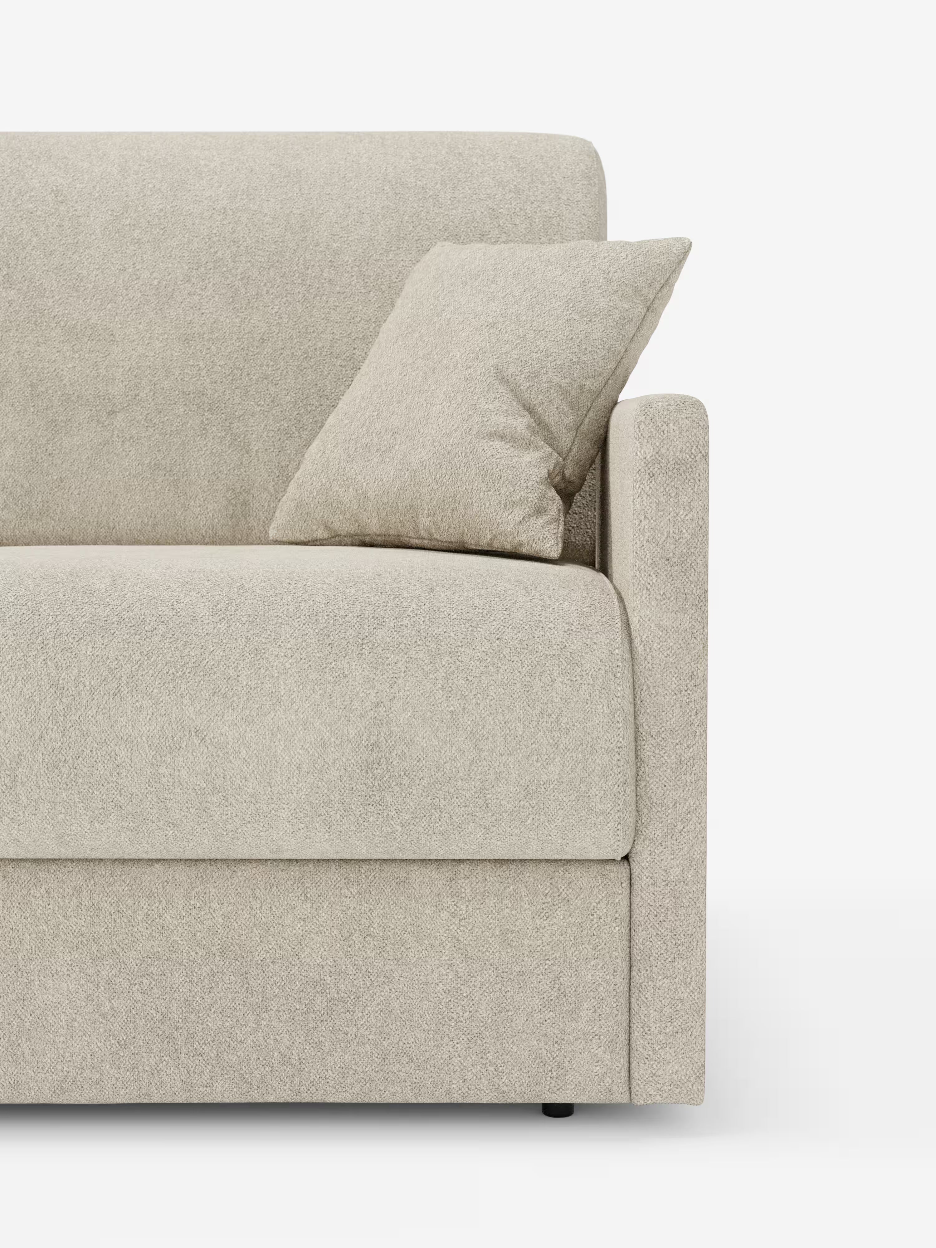 Un primo piano del lato destro del divano letto matrimoniale Tommy Divano a 2 e 3 posti di Divani.Store, rivestito in tessuto T33 smacchiabile simile al cotone e completamente sfoderabile, mette in risalto un design moderno color beige con un unico cuscino quadrato abbinato appoggiato allo schienale. Su uno sfondo bianco a tinta unita, sono visibili solo il bracciolo, la seduta e parte dello schienale.