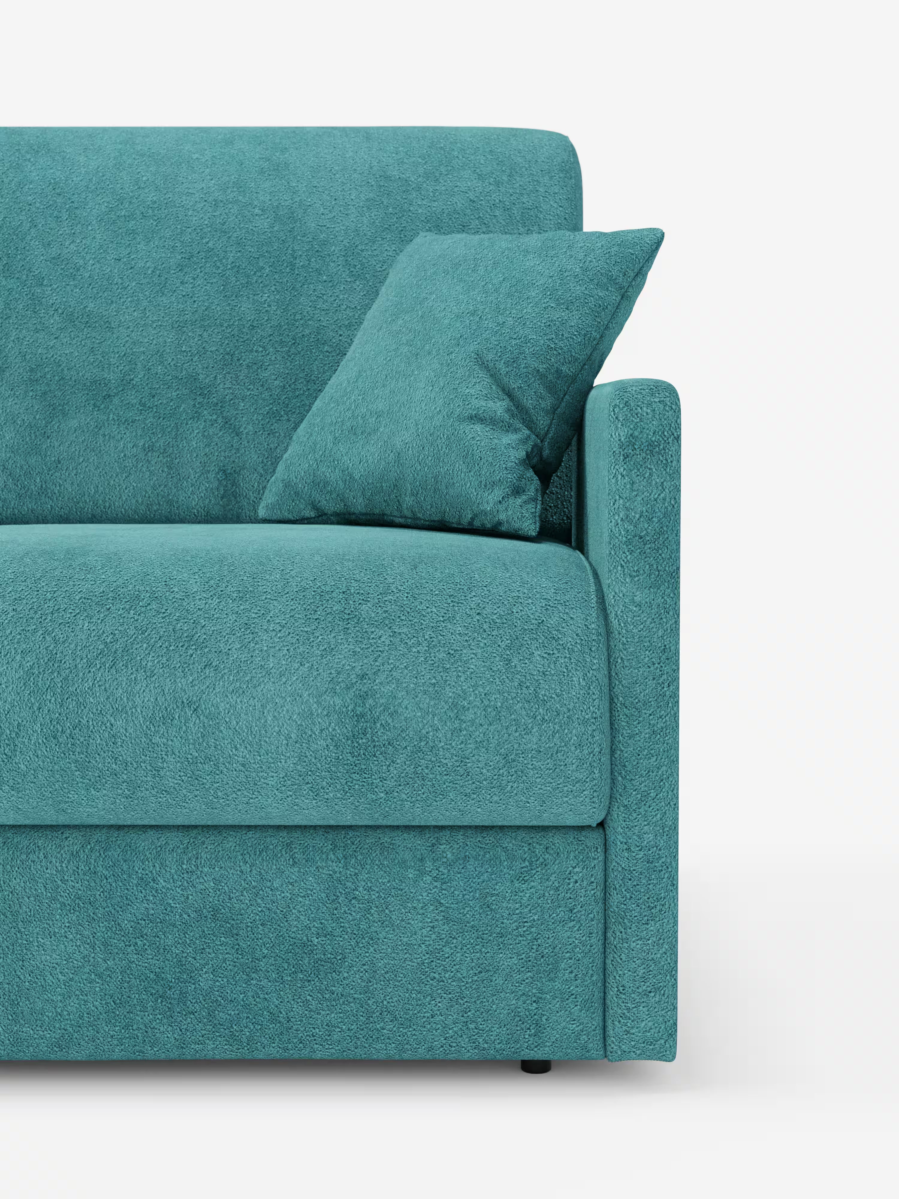 Primo piano del divano letto Tommy Divano a 2 e 3 posti matrimoniale di Divani.Store, rivestito in tessuto T33 color verde acqua, simile al cotone e resistente alle macchie. Su uno sfondo bianco, l’immagine mette in risalto il bracciolo destro, un cuscino decorativo coordinato dalla trama ruvida e una parte del cuscino di seduta, evidenziando il rivestimento morbido e il design minimalista di questo divano moderno, elegante e completamente sfoderabile.