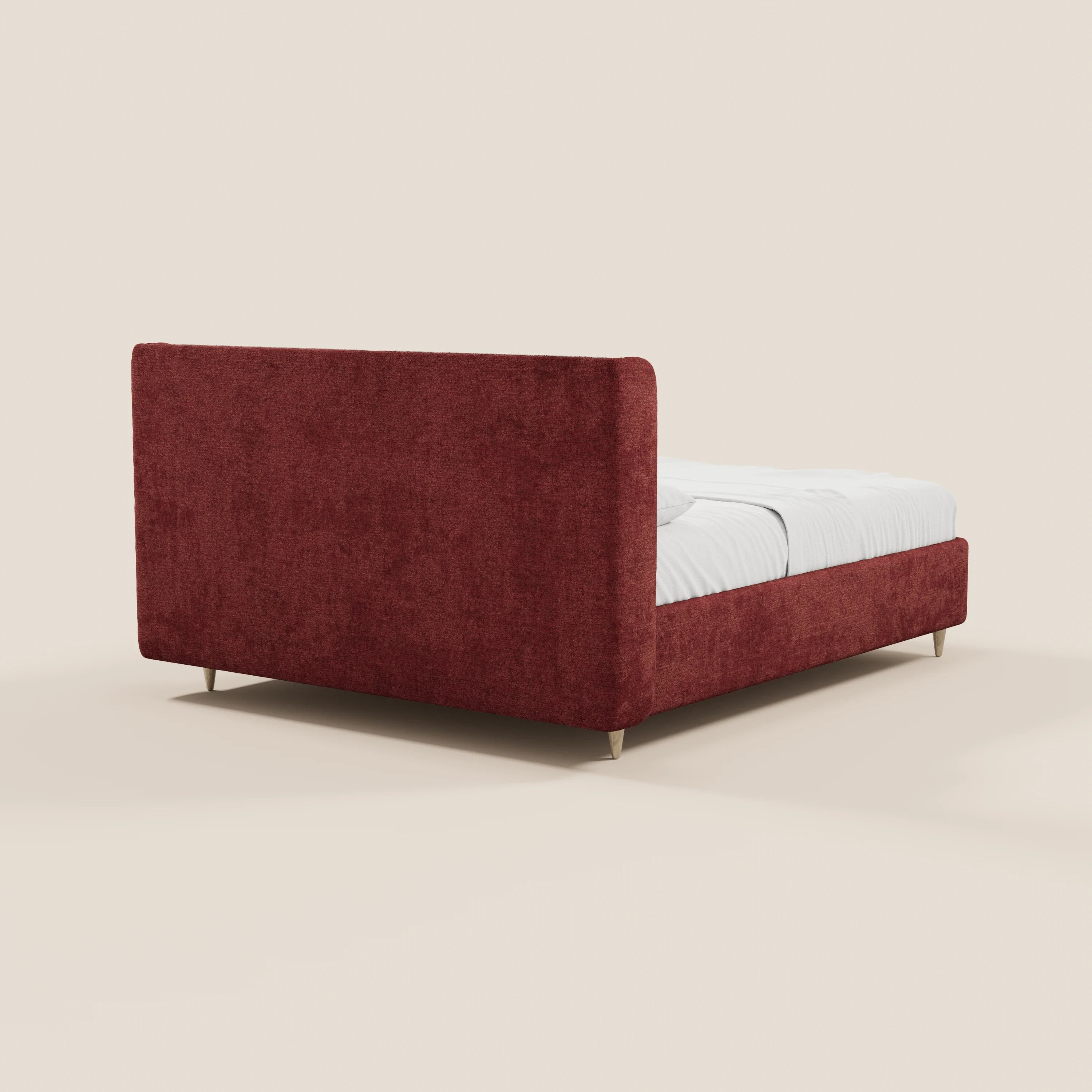 Il letto imbottito bicolore VALKIRIA di Letti.store, dotato di vano contenitore, cuscini per lo schienale e testiera curva avvolgente, presenta gambe in legno e biancheria bianca su sfondo beige chiaro, per un design italiano moderno.