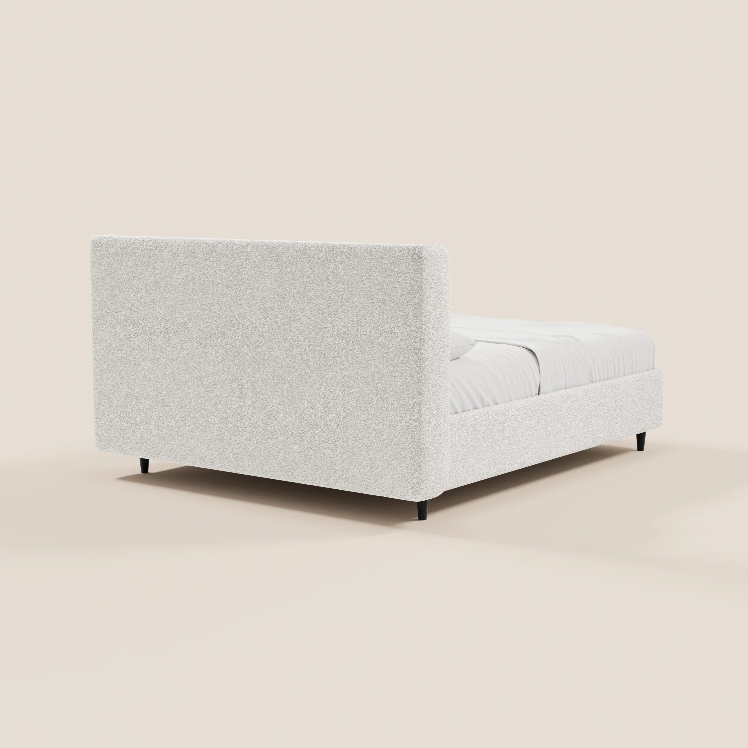 Il letto di design VALKIRIA di Letti.store presenta una testiera avvolgente con 2 cuscini imbottiti, tessuto Oeko-Tex® e vano contenitore, conferendo stile contemporaneo e funzionalità a qualsiasi ambiente.