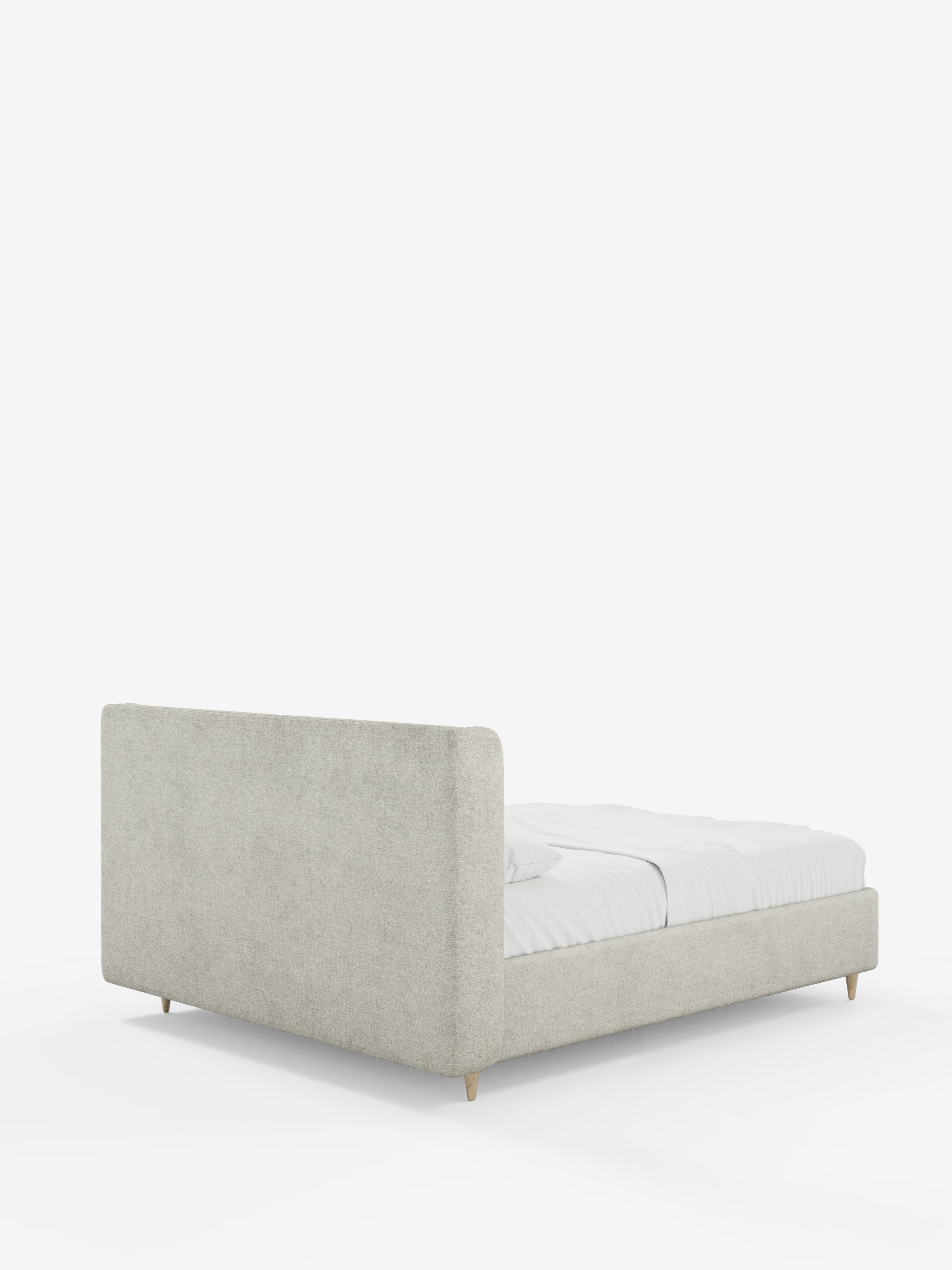Vi presentiamo il letto imbottito bicolore con vano contenitore VALKIRIA di Letti.store: questo letto imbottito è caratterizzato da una testiera curva avvolgente con imbottitura bicolore e da un pratico vano contenitore. Il design prevede gambe corte e affusolate in legno e una pediera dal profilo ribassato. Abbinato a lenzuola e cuscini bianchi, il letto è posizionato su uno sfondo bianco a tinta unita e ripreso da una prospettiva posteriore angolata per esaltarne l’elegante silhouette.