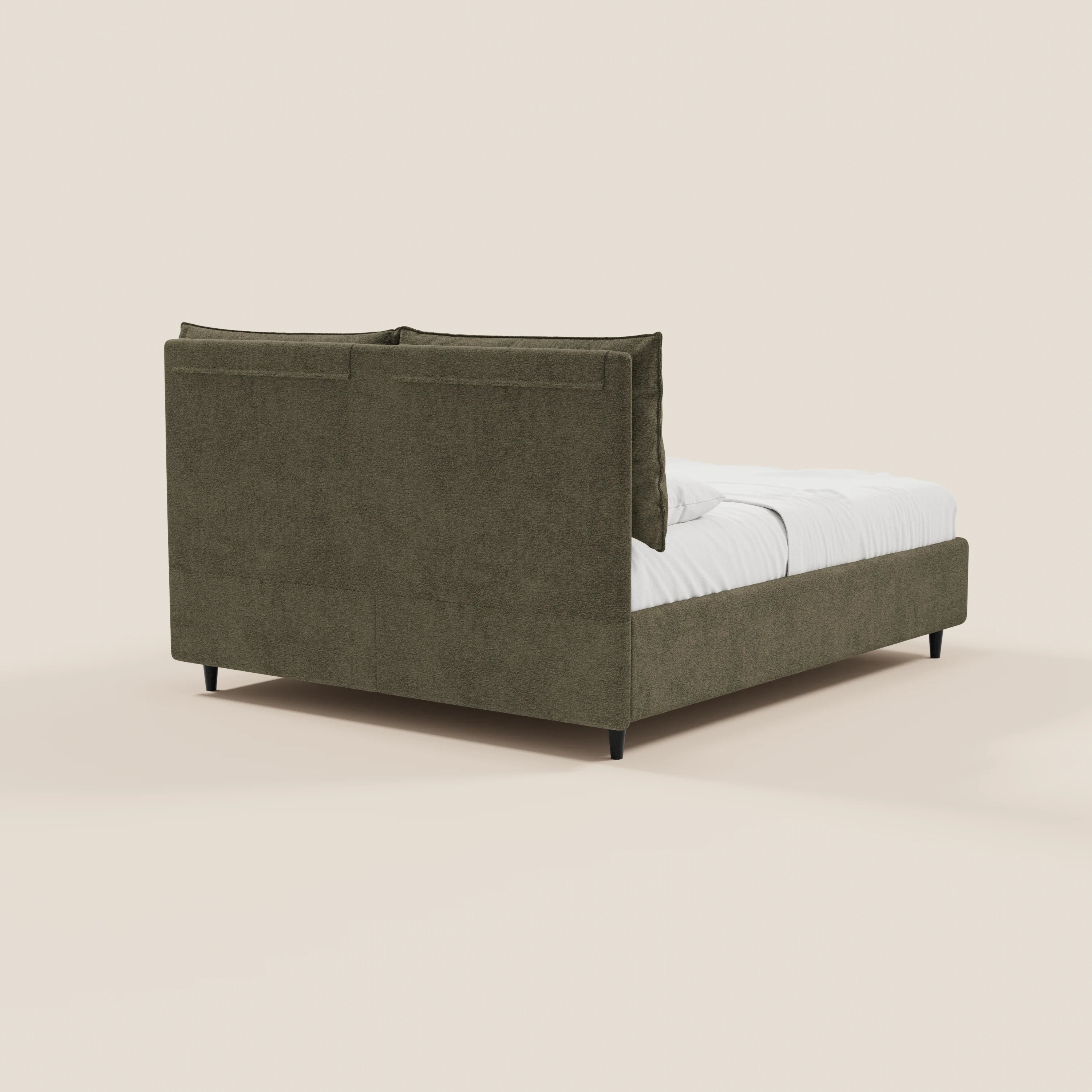 Il letto imbottito ZAYRON con contenitore di Letti.store, realizzato in tessuto certificato Oeko-Tex®, presenta un design moderno con cuscini regolabili, struttura verde oliva scuro, gambe nere e biancheria candida su sfondo beige chiaro.