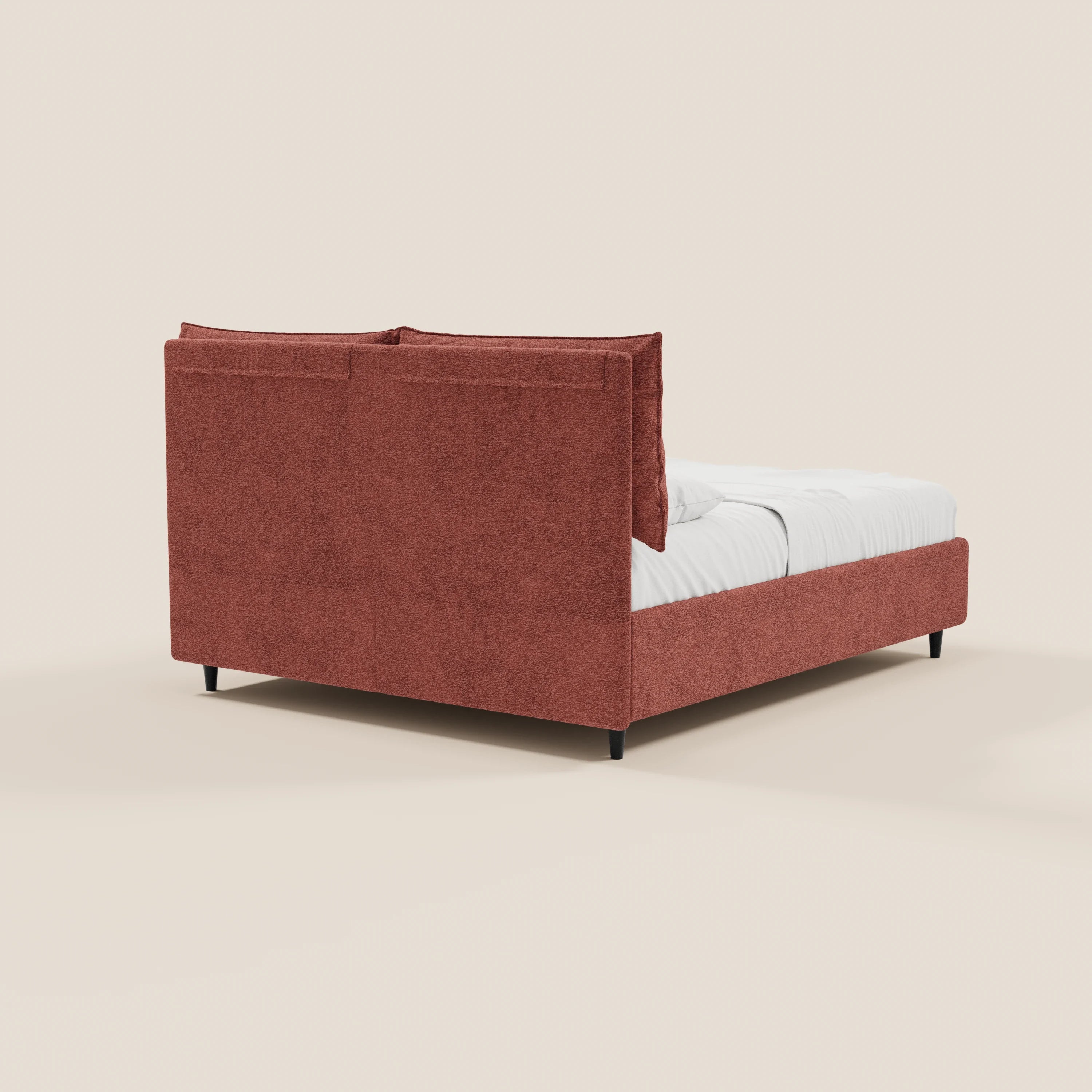 Il letto imbottito ZAYRON di Letti.store, realizzato in tessuto certificato Oeko-Tex®, presenta un design moderno con testiera color ruggine, vano contenitore, cuscini regolabili e linee pulite. Gambe nere, biancheria da letto bianca e sfondo beige completano il look.