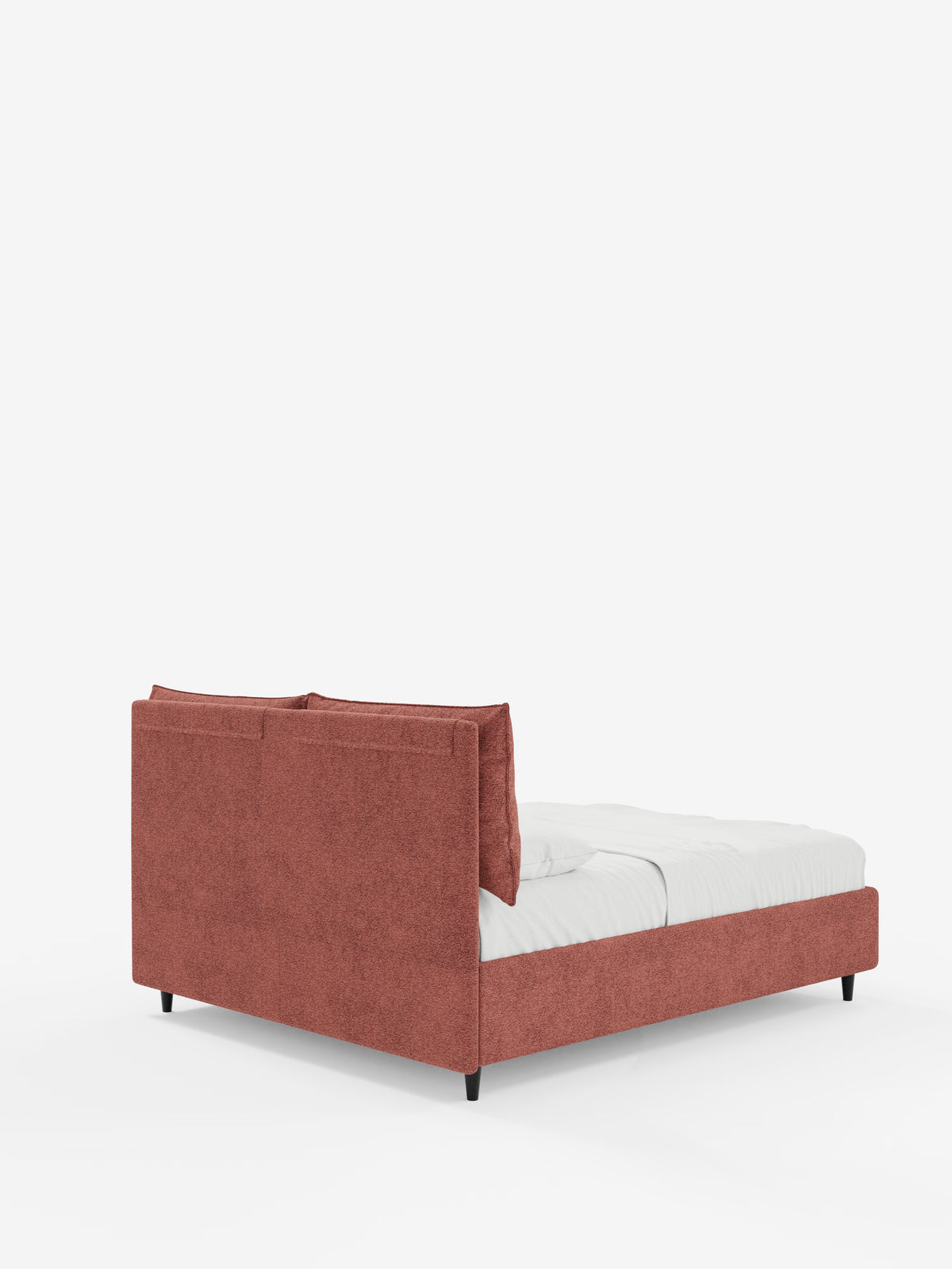 Un letto imbottito contemporaneo ZAYRON con contenitore di Letti.store, caratterizzato da una struttura e una testiera rivestite in tessuto rosso tenue con texture, certificato Oeko-Tex®, due cuscini schienali regolabili abbinati, biancheria da letto di un bianco brillante e gambe basse nere, il tutto su uno sfondo bianco a tinta unita.