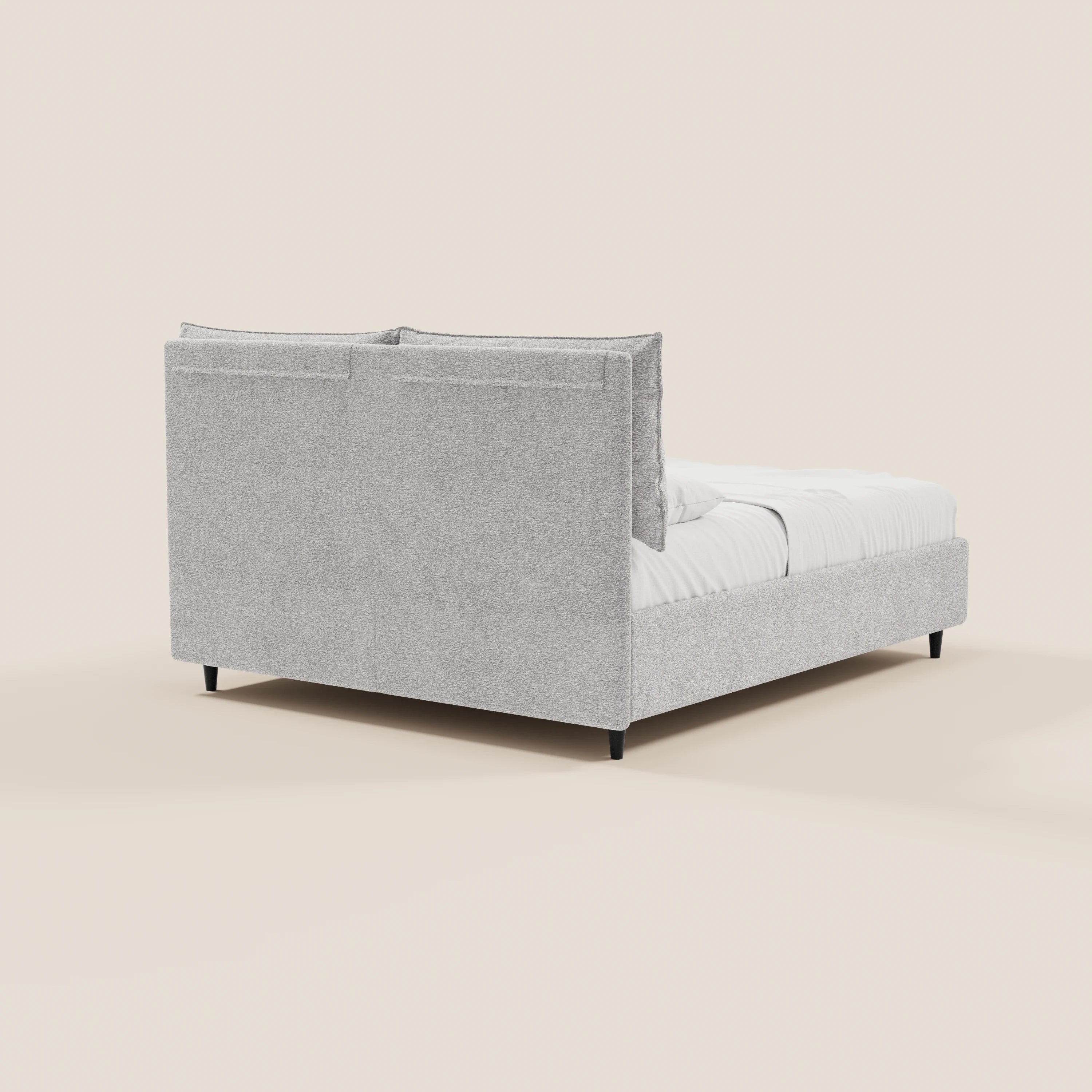 Il letto imbottito ZAYRON di Letti.store è caratterizzato da un moderno tessuto certificato Oeko-Tex®, una testiera alta e imbottita con cuscini regolabili, una struttura bassa, un vano contenitore e gambe corte nere: perfetto per gli interni minimalisti.
