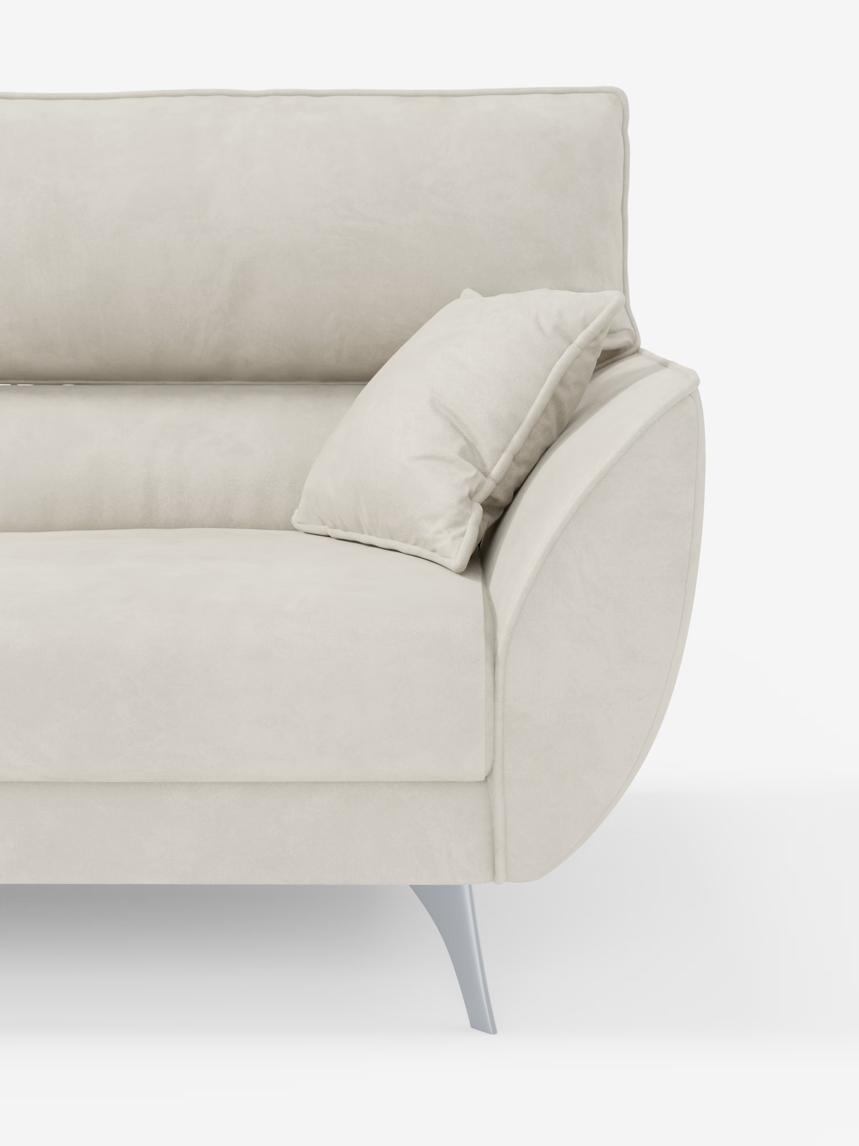 Primo piano del divano Michelangelo 4 Posti di Divani.Store, dotato di tre sedute estraibili e poggiatesta reclinabili, rivestito in elegante velluto T30 di colore beige chiaro, facile da pulire. Ripresa su sfondo bianco, l’immagine mette in risalto il lato sinistro di questo divano moderno, evidenziandone il morbido rivestimento in tessuto, il cuscino abbinato, il bracciolo ricurvo, la gamba angolata in metallo argentato e il design pulito e minimalista.