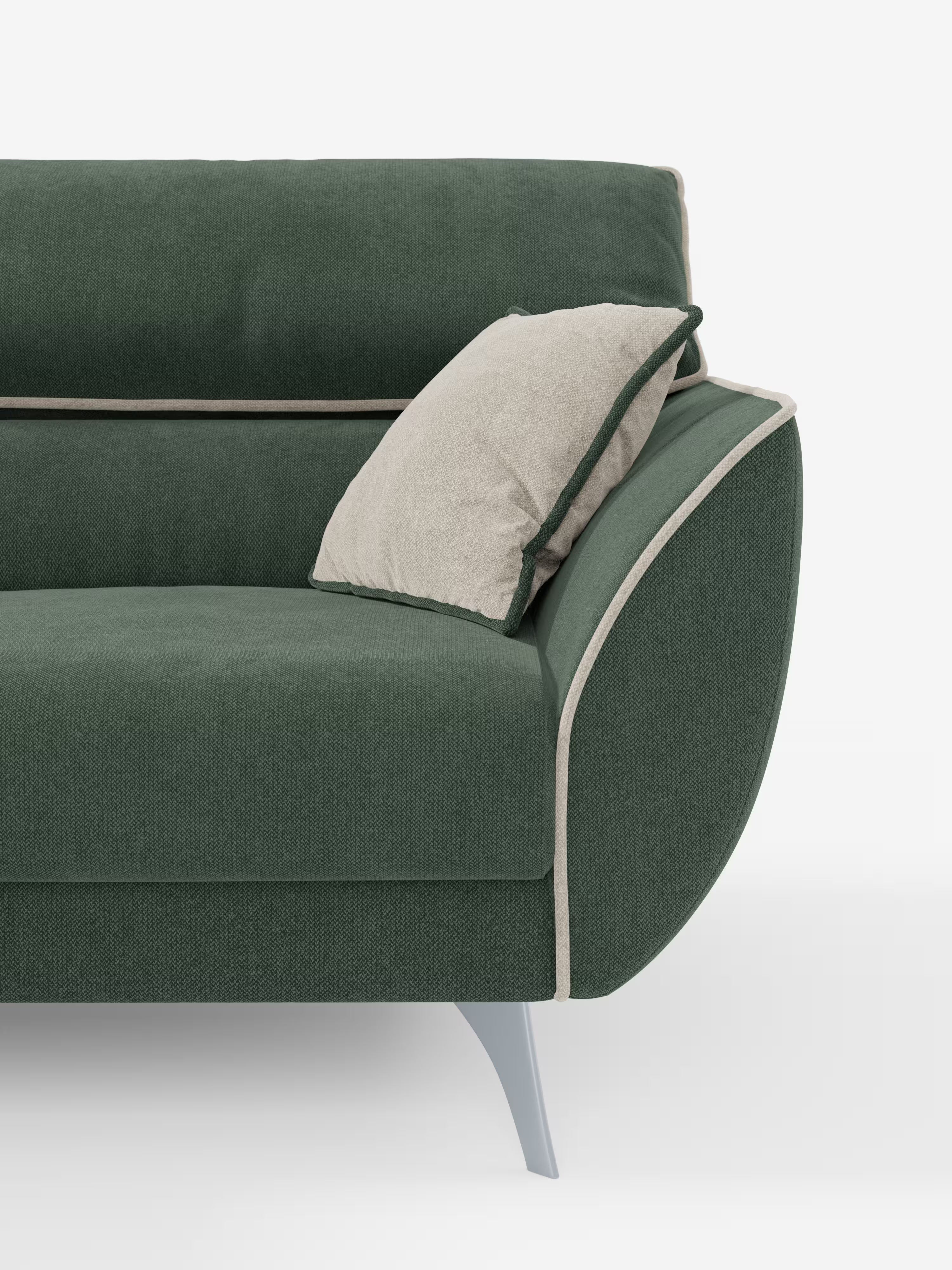 L'immagine mostra il divano Michelangelo a 2 e 3 posti con sedute allungabili e poggiatesta reclinabili di Divani.Store, un divano moderno bicolore rivestito in tessuto smacchiabile T23 verde con rifiniture beige e gambe angolate metalliche. Un unico cuscino beige è appoggiato allo schienale. Su uno sfondo bianco a tinta unita, è visibile solo la metà destra di questo divano moderno.