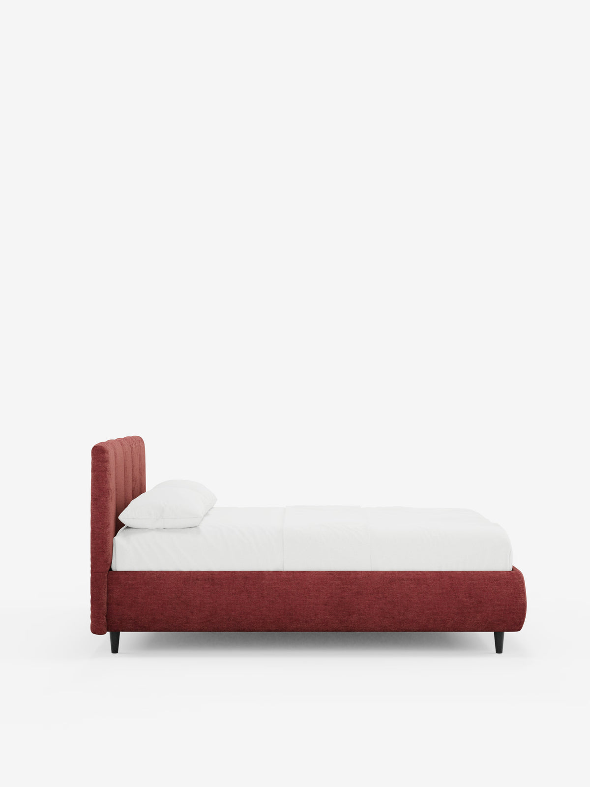 Vista laterale del letto imbottito ARKAM con contenitore e testiera a cuciture verticali di Letti.store, presentato in uno stile moderno shabby chic con una struttura alta e imbottita in tessuto rosso certificato Oeko-Tex® e una testiera imbottita con cuciture verticali. Il letto è raffigurato con un materasso bianco, biancheria da letto candida e un unico cuscino bianco, poggiato su corte gambe nere su uno sfondo bianco a tinta unita.