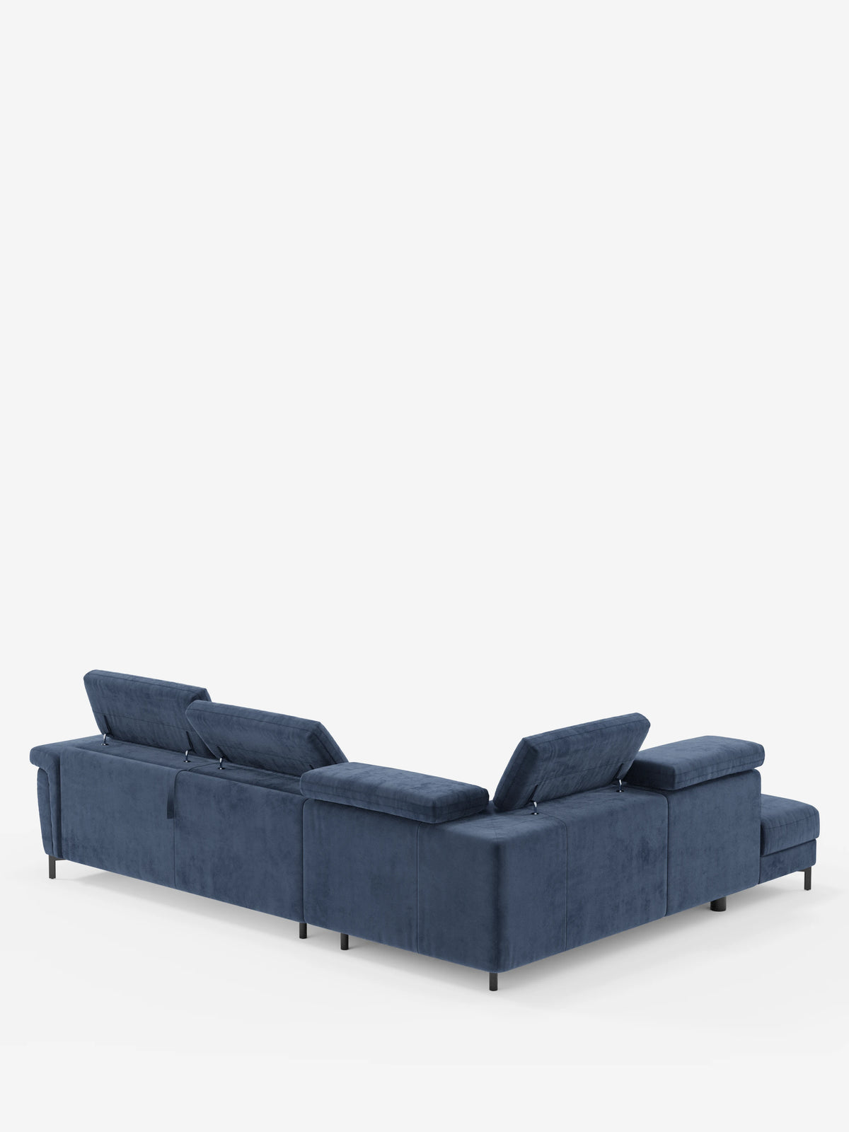Il divano letto angolare Capri di Divani.Store è un moderno divano componibile a forma di L, qui presentato in tessuto vellutino blu smacchiabile con poggiatesta regolabili e un materasso T30 ad alte prestazioni, su uno sfondo bianco a tinta unita. Questo modello dal design contemporaneo può ospitare diverse persone, è dotato di gambe basse nere e presenta linee pulite e minimaliste che gli conferiscono un aspetto elegante.