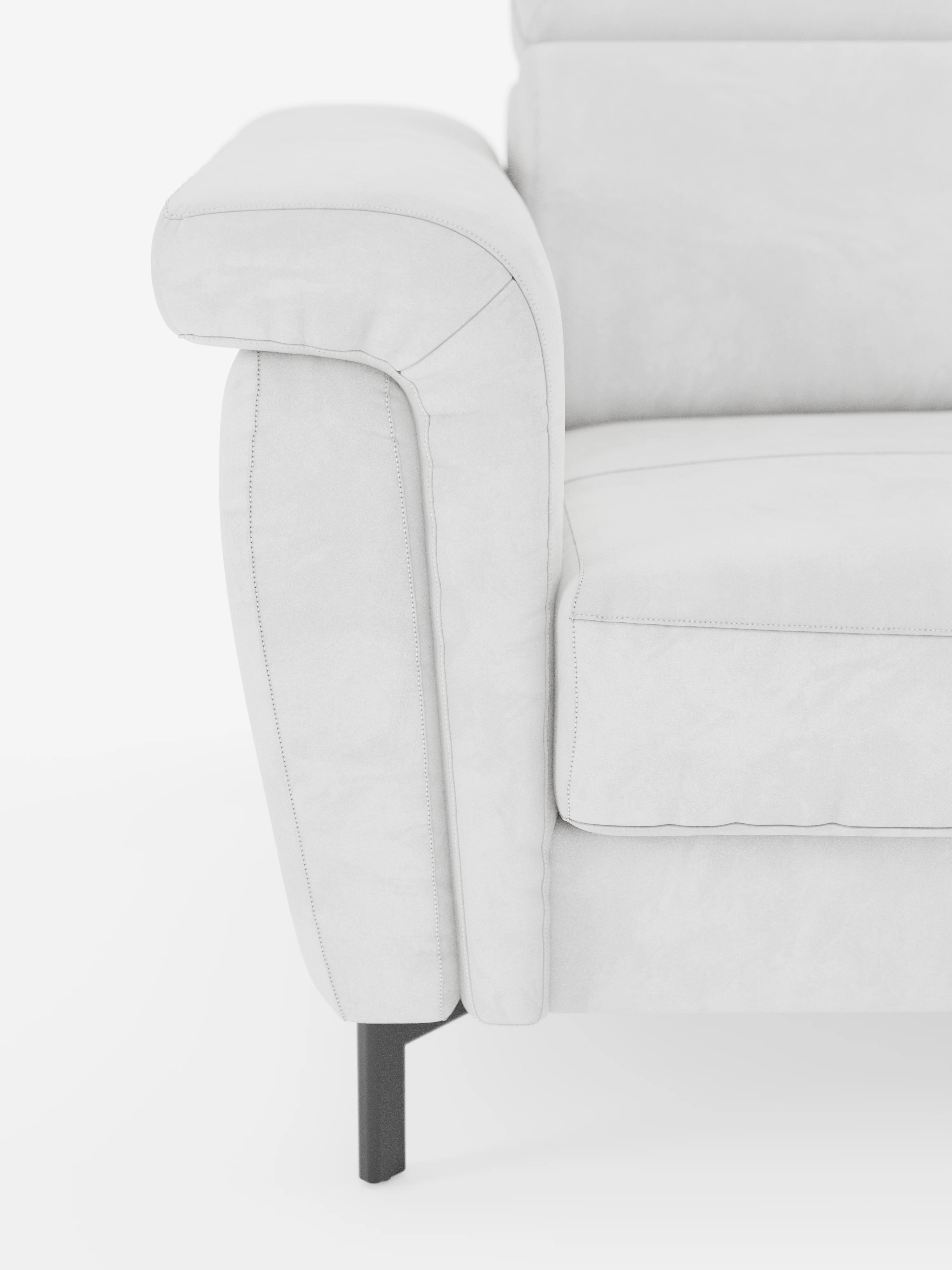 Primo piano del lato sinistro del divano letto di design Capri di Divani.Store, caratterizzato da un moderno cuscino di seduta grigio chiaro e da un bracciolo rivestiti in raffinato tessuto effetto velluto smacchiabile T30. Il divano presenta un tessuto morbido e soffice con cuciture a vista e poggia su sottili gambe in metallo nero su uno sfondo bianco liscio. Viene mostrata solo la parte sinistra del divano letto.
