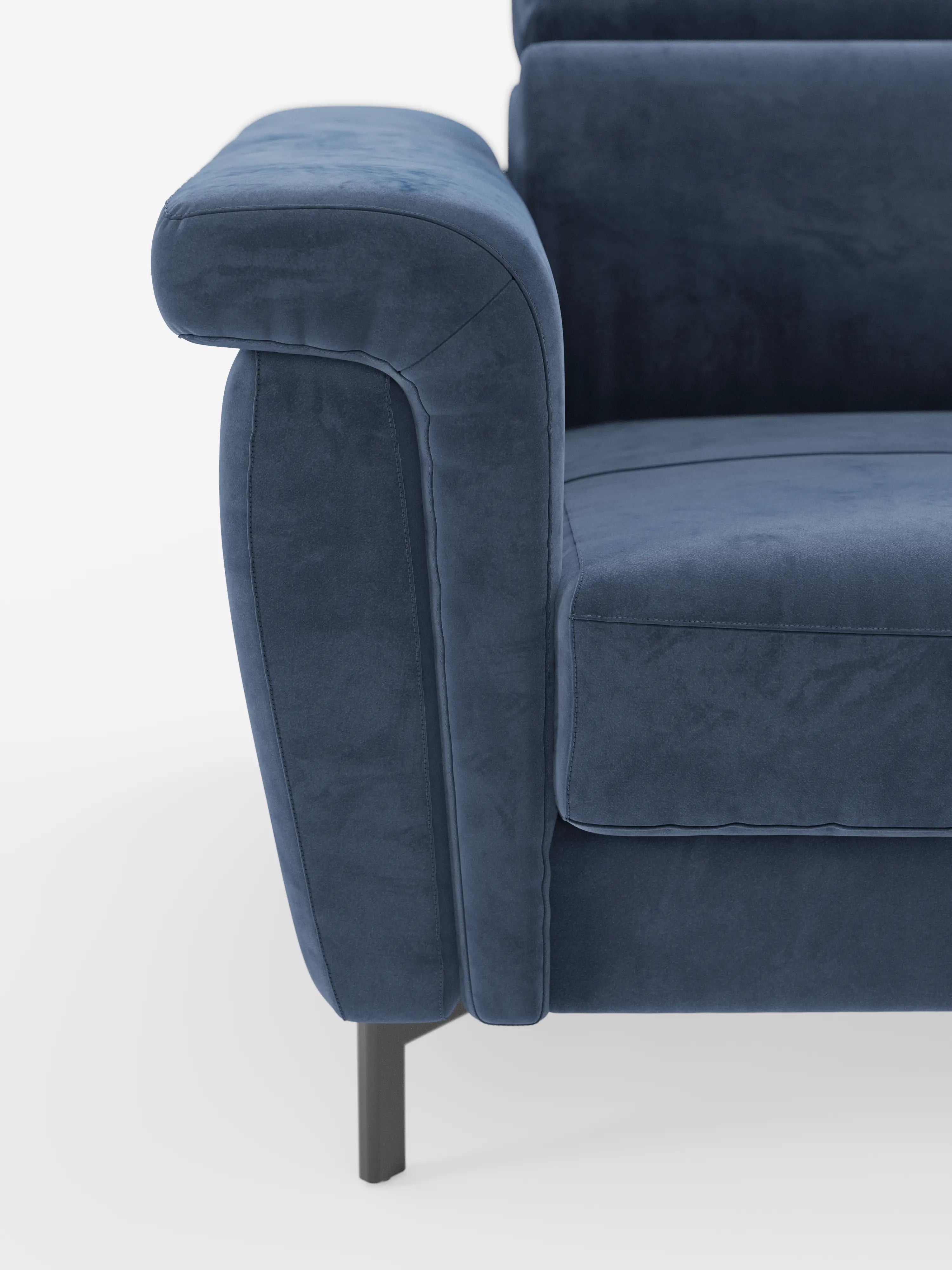Primo piano del divano letto di design Capri di Divani.Store, che mette in risalto il bracciolo arrotondato e il cuscino di seduta realizzati in morbido e raffinato tessuto effetto velluto smacchiabile T30. L'immagine mette in risalto il morbido rivestimento, l'alta e slanciata gamba in metallo nero e la raffinata maestria artigianale italiana, con una parte del divano letto visibile su uno sfondo bianco a tinta unita.