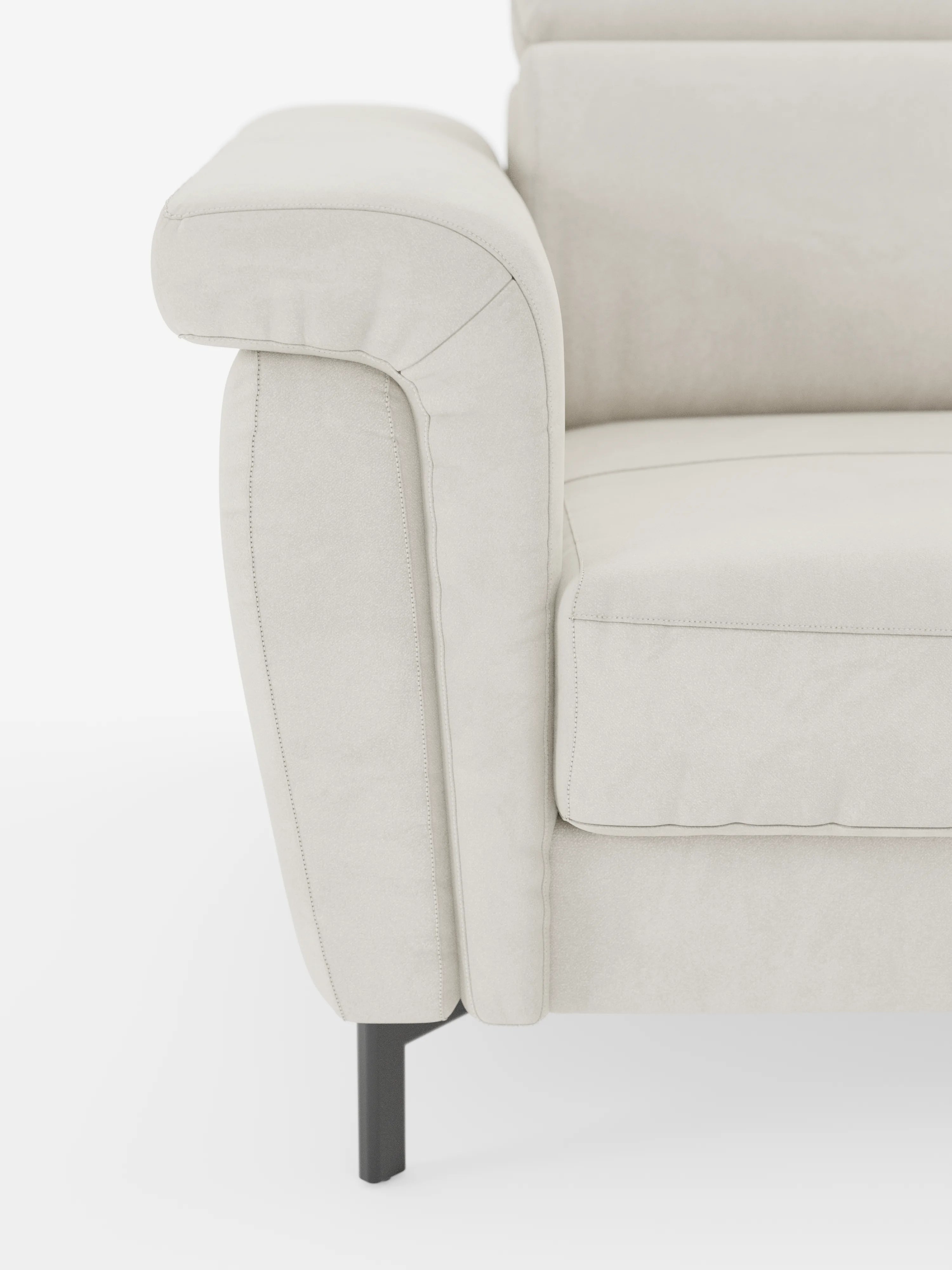 Primo piano del bracciolo sinistro e del cuscino di seduta del divano letto di design Capri di Divani.Store, caratterizzato da eleganti gambe alte in metallo nero, bracciolo angolato e raffinato tessuto T30 effetto velluto antimacchia in beige chiaro. L’immagine mette in risalto il morbido rivestimento del divano, le cuciture dettagliate e il design contemporaneo su uno sfondo bianco.
