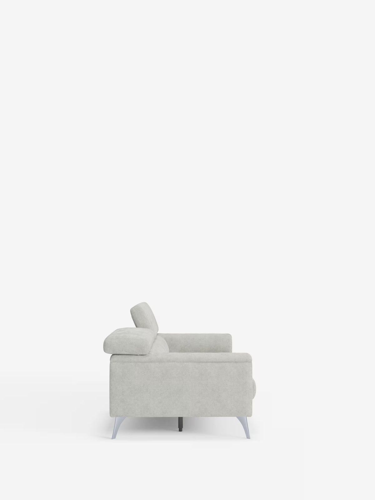 Vista laterale del divano Caravaggio a 2 e 3 posti di Divani.Store in grigio chiaro, rivestito con l’elegante tessuto T31 resistente alle macchie, caratterizzato da sottili gambe in metallo e poggiatesta reclinabili. Su uno sfondo bianco a tinta unita, questo divano lineare appare lussuoso e contemporaneo grazie allo schienale basso, alle sedute allungabili e al design minimalista.