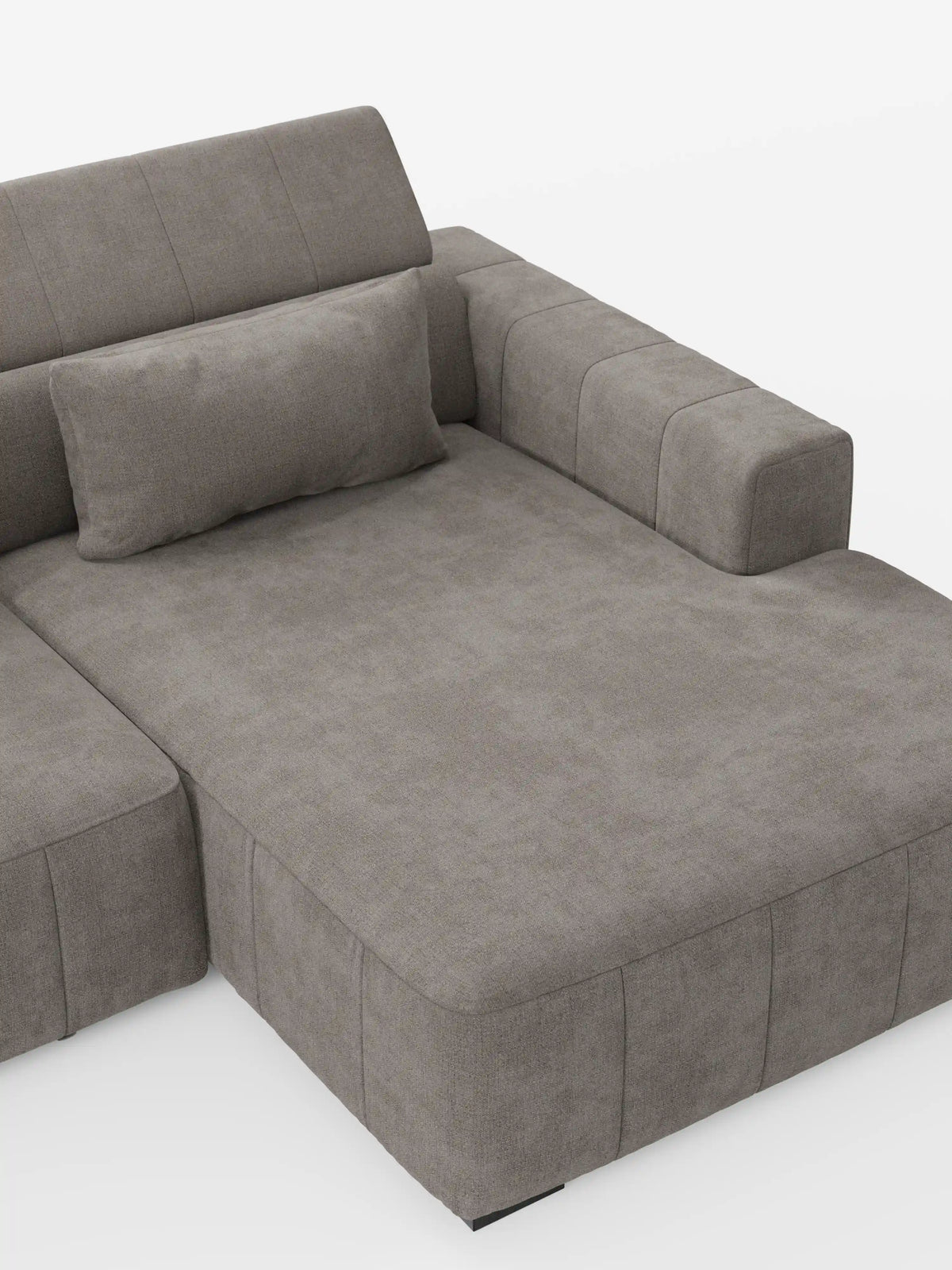 Il divano angolare dorico con penisola e sedute allungabili con relax elettrico - poggiatesta reclinabili in tessuto smacchiabile T23 di Divani.Store è qui raffigurato in tessuto grigio, completamente disteso. Questo moderno divano componibile presenta un ampio bracciolo destro, uno schienale basso con cuciture orizzontali e un cuscino rettangolare coordinato posizionato vicino allo schienale. Il suo elegante design da divano con penisola è presentato su uno sfondo bianco a tinta unita.