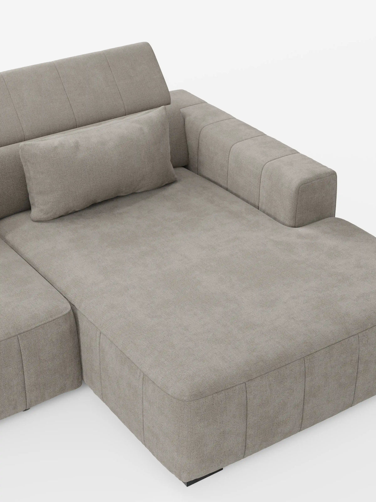 Un divano angolare con penisola “Doric” di Divani.Store, in grigio chiaro contemporaneo, caratterizzato da ampie sedute con funzione relax elettrica estensibile, braccioli squadrati, poggiatesta regolabili e un cuscino rettangolare coordinato incluso. Rivestito in tessuto T23 facile da pulire e dall’aspetto morbido e strutturato, il divano è raffigurato in una configurazione ad angolo su uno sfondo bianco a tinta unita.