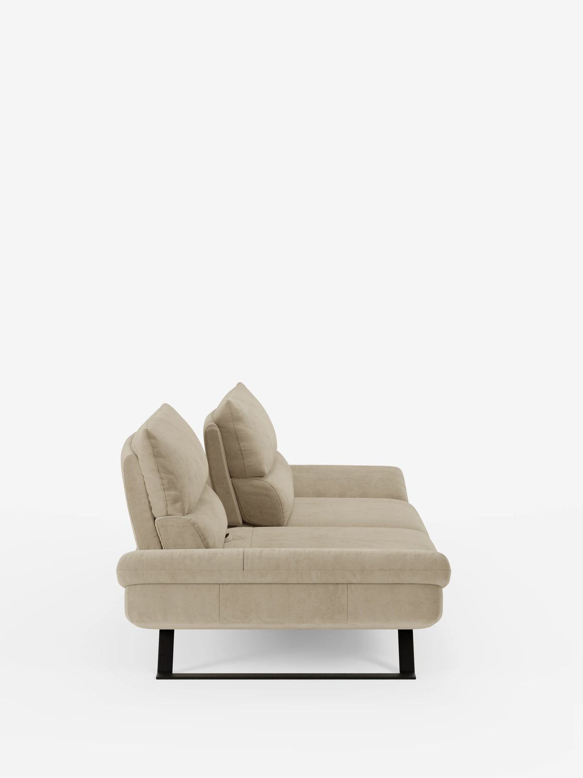 Vista laterale del divano Eclipse, un modello dal design moderno a 2 e 3 posti con schienali scorrevoli di Divani.Store, rivestito in elegante microfibra T11 resistente alle macchie. Questo divano contemporaneo color beige presenta due cuscini dello schienale, cuscini di seduta e gambe alte in metallo nero, il tutto su uno sfondo bianco a tinta unita. Le linee pulite e l’estetica minimalista incarnano la vera sensibilità del design moderno, offrendo al contempo un comfort eccezionale.