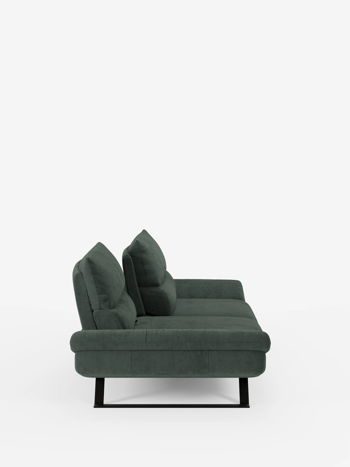 Un divano Eclipse dal design moderno, elegante e minimalista, firmato Divani.Store, qui presentato in verde scuro con due cuscini dello schienale leggermente reclinabili e spostabili. Il divano poggia su alte gambe in metallo nero ed è rivestito in elegante microfibra T11 resistente alle macchie. Fotografato di profilo su uno sfondo bianco a tinta unita, offre un comfort modulabile per un relax personalizzato.