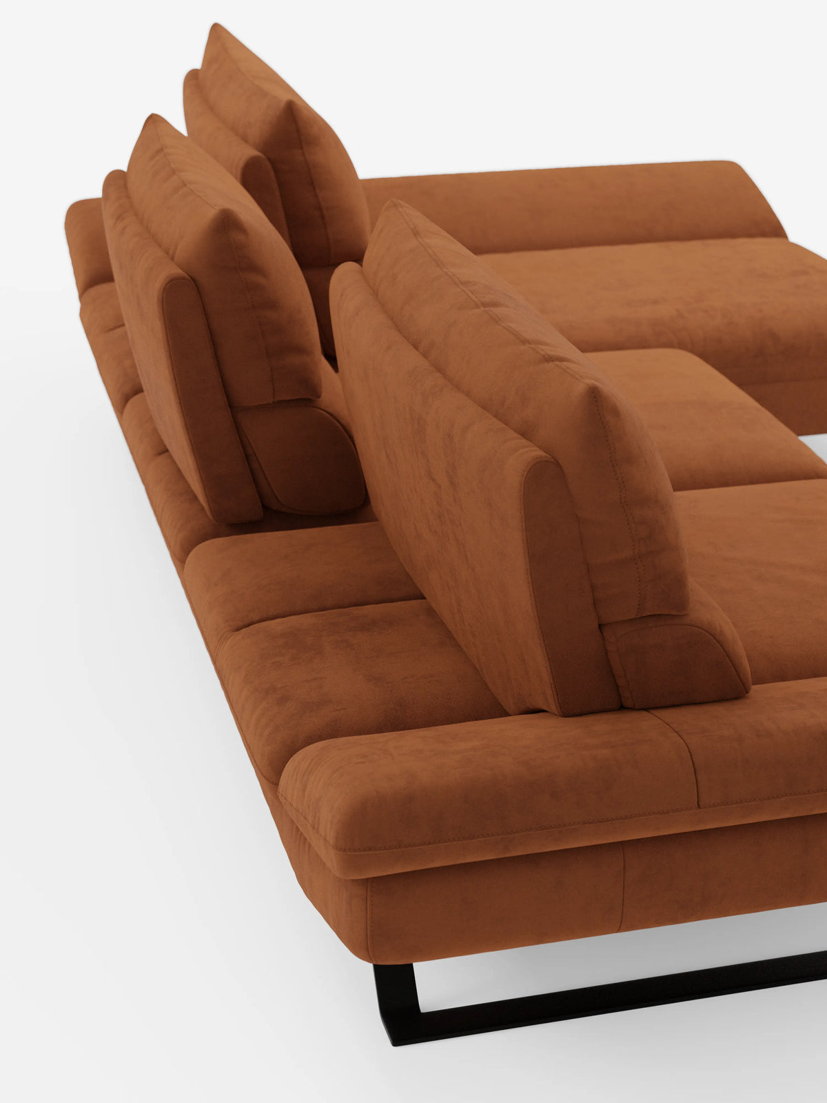 Il divano ad angolo Eclipse con chaise longue e schienali scorrevoli di Divani.Store, rivestito in microfibra tecnica T11 resistente alle macchie, si presenta in color ruggine, con cuscini spessi e morbidi e gambe in metallo nero che evocano il comfort di un’elegante chaise longue. L’immagine in primo piano ne mette in risalto la morbida consistenza e il design contemporaneo su uno sfondo bianco a tinta unita.