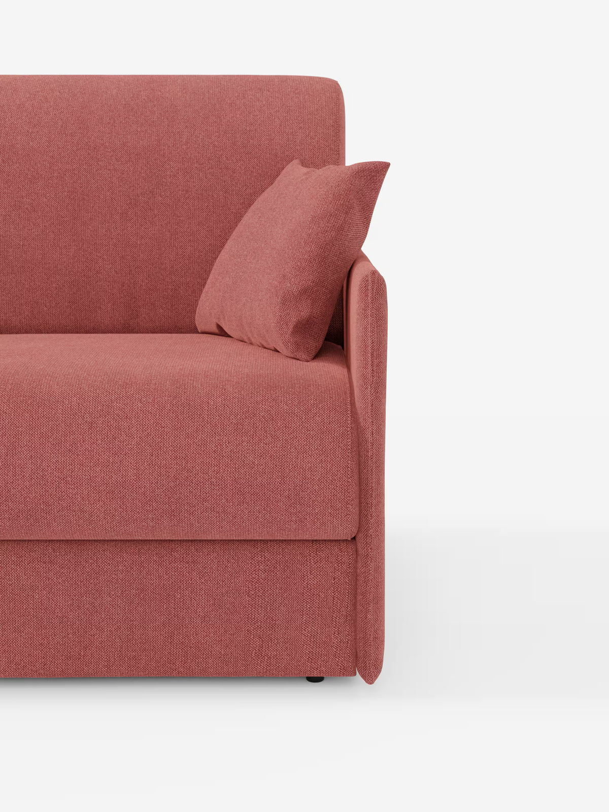 Immagine ritagliata del divano letto matrimoniale sfoderabile Evans di Divani.Store, caratterizzato da un design moderno e compatto in tessuto T23 smacchiabile rosso-rosato con cuscino quadrato abbinato, ripreso dal lato destro. Lo sfondo bianco a tinta unita mette in risalto le linee pulite e la trama del rivestimento del divano, oltre al suo pratico vano porta guanciali.