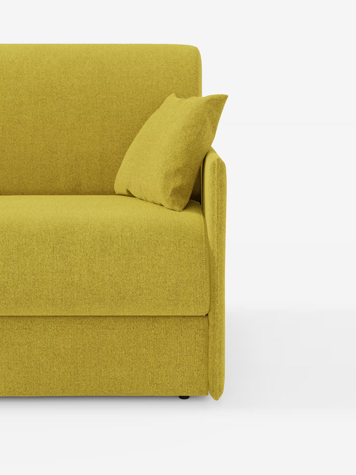 Primo piano del divano letto matrimoniale sfoderabile Evans di Divani.Store, caratterizzato da un design moderno e compatto in tessuto giallo senape T23 antimacchia, con un cuscino coordinato appoggiato al bracciolo. Su uno sfondo bianco a tinta unita sono visibili solo il lato destro della seduta, il bracciolo e il cuscino.